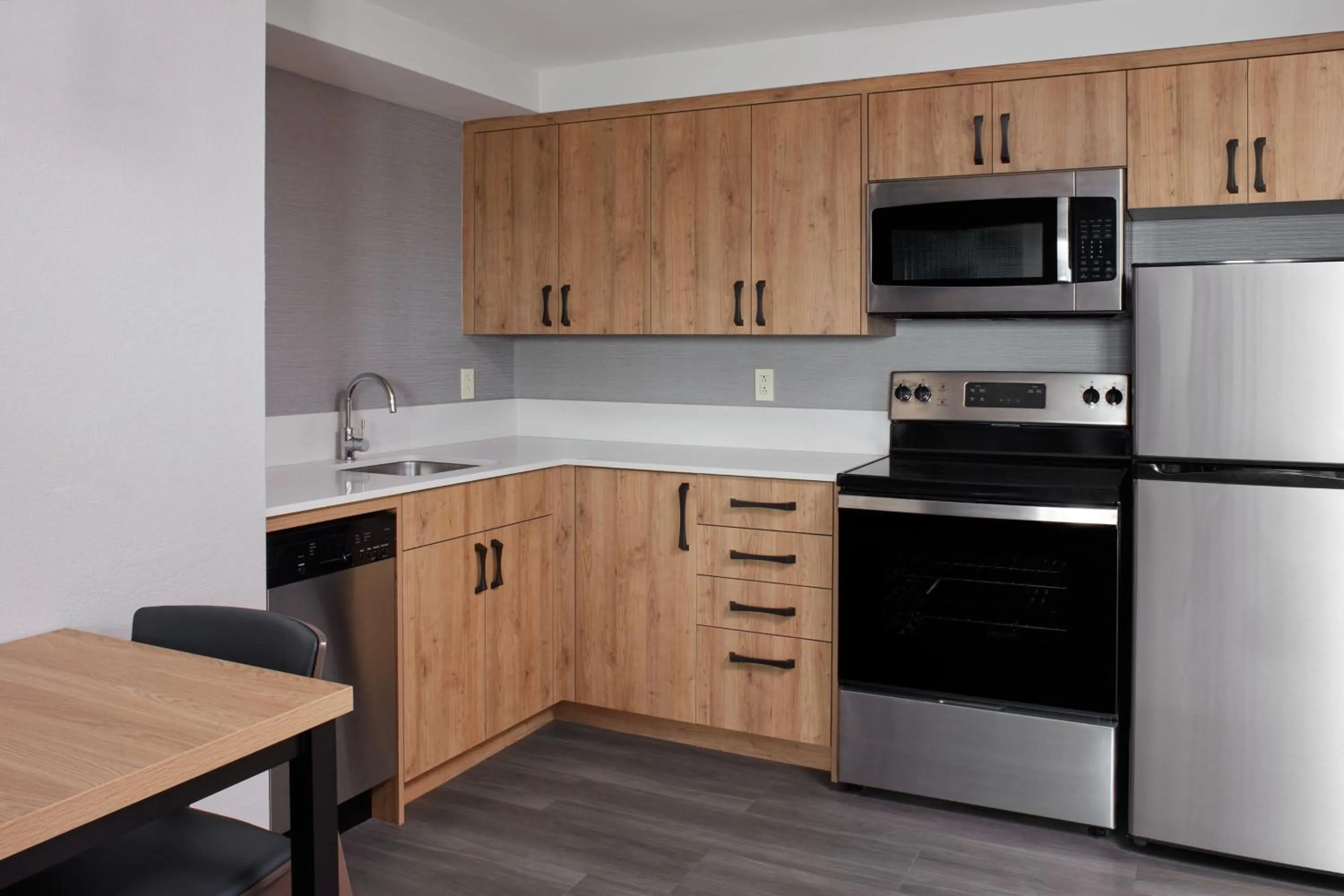 Kitchen or kitchenette in Residence Inn by Marriott Mississauga-Airport Corporate Centre West