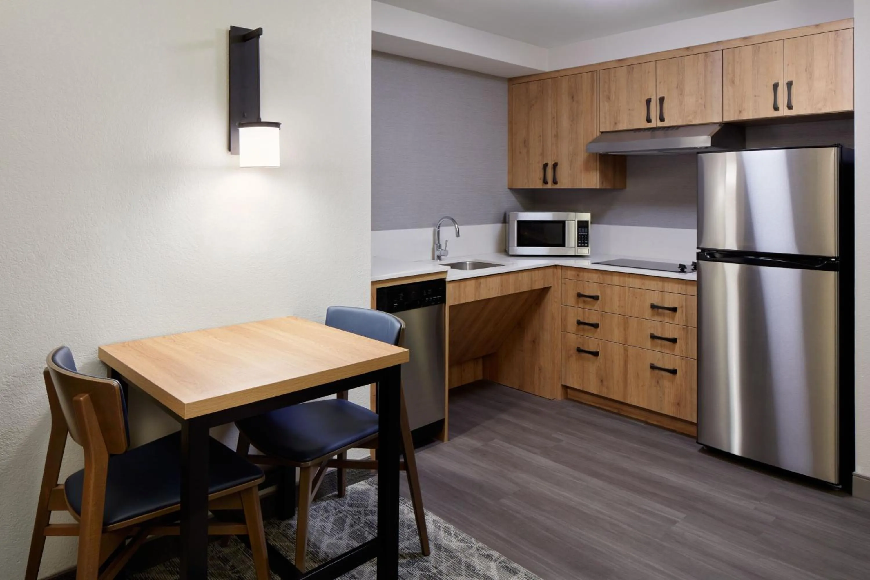 Kitchen or kitchenette in Residence Inn by Marriott Mississauga-Airport Corporate Centre West