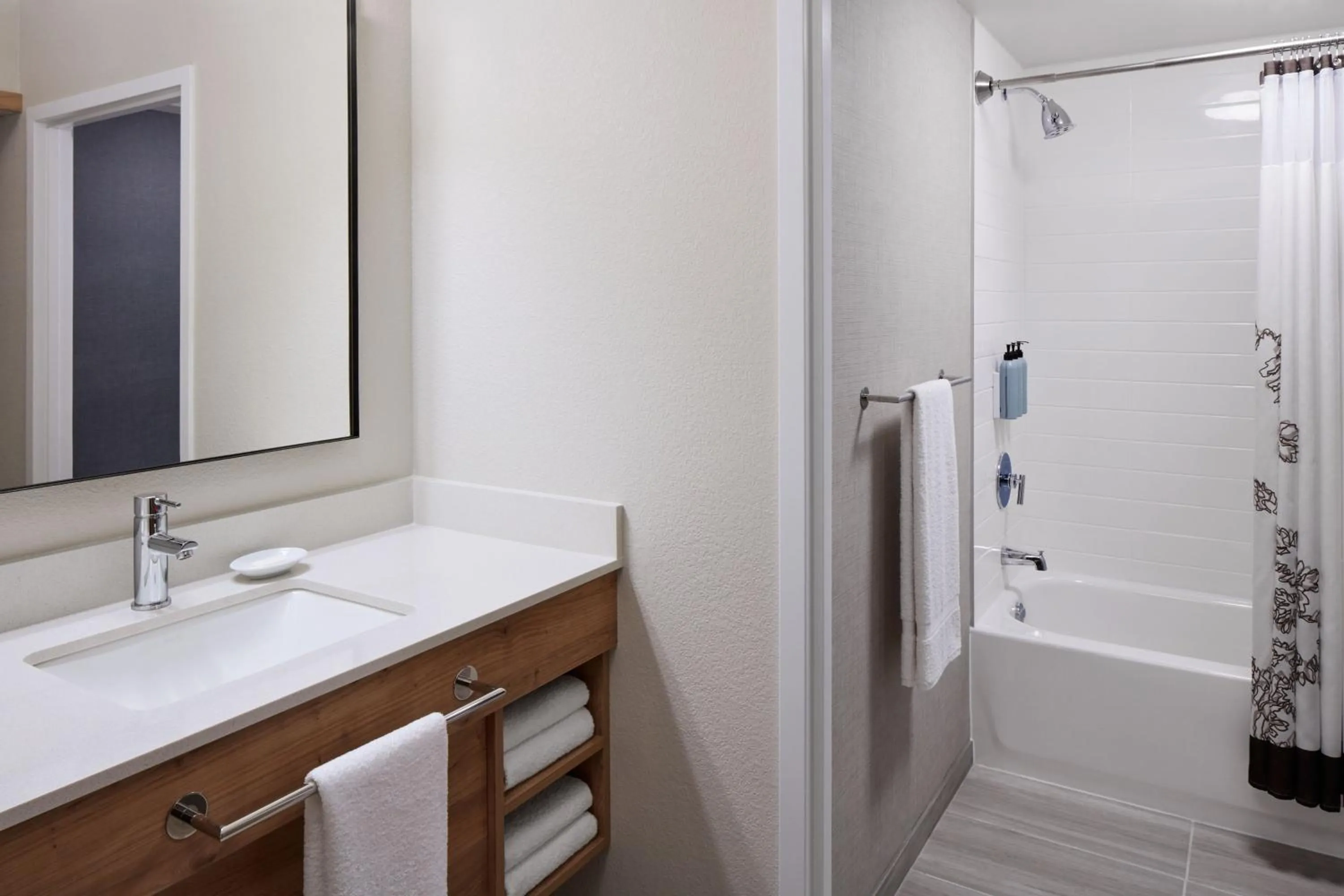 Bathroom in Residence Inn by Marriott Mississauga-Airport Corporate Centre West