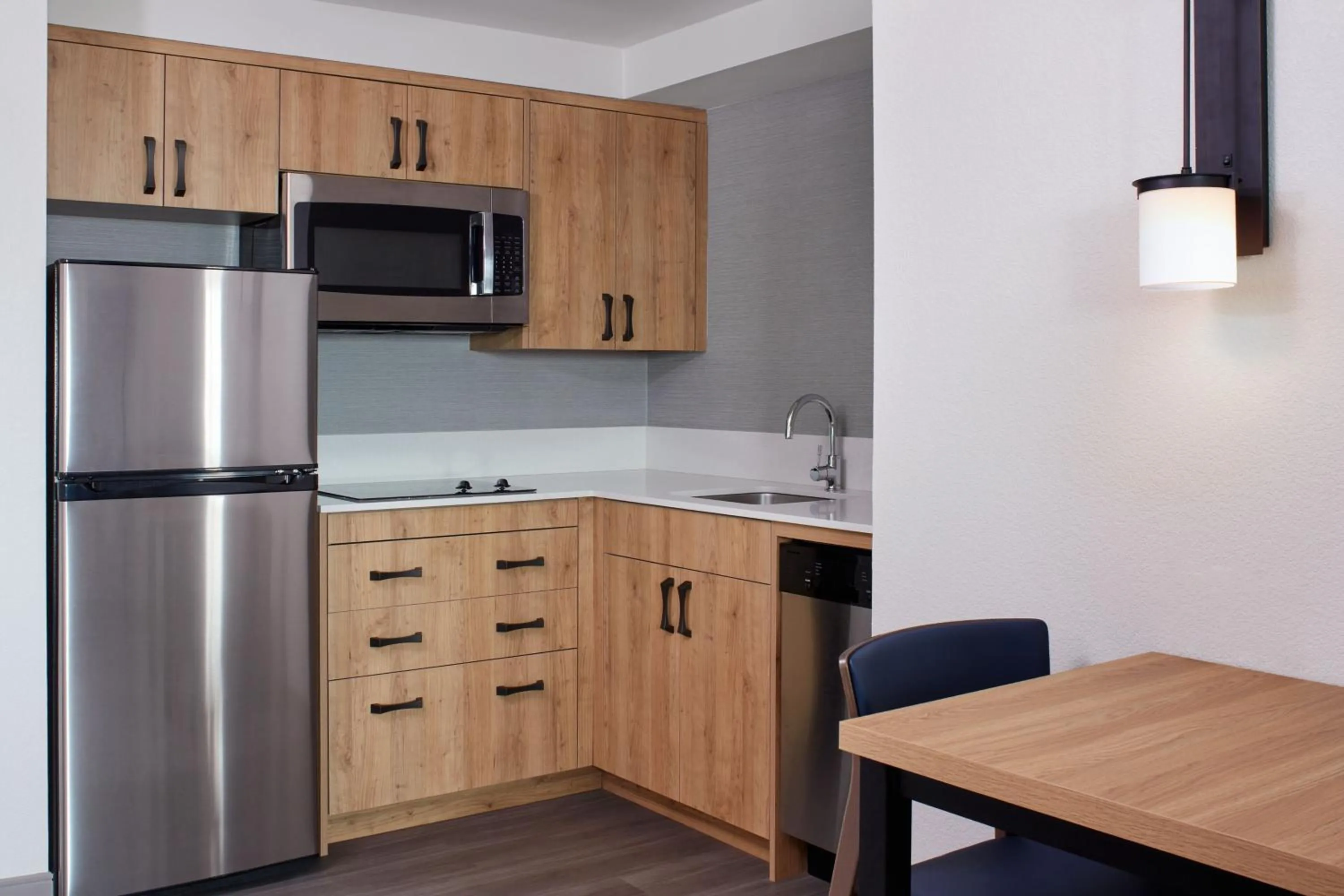 Kitchen or kitchenette in Residence Inn by Marriott Mississauga-Airport Corporate Centre West