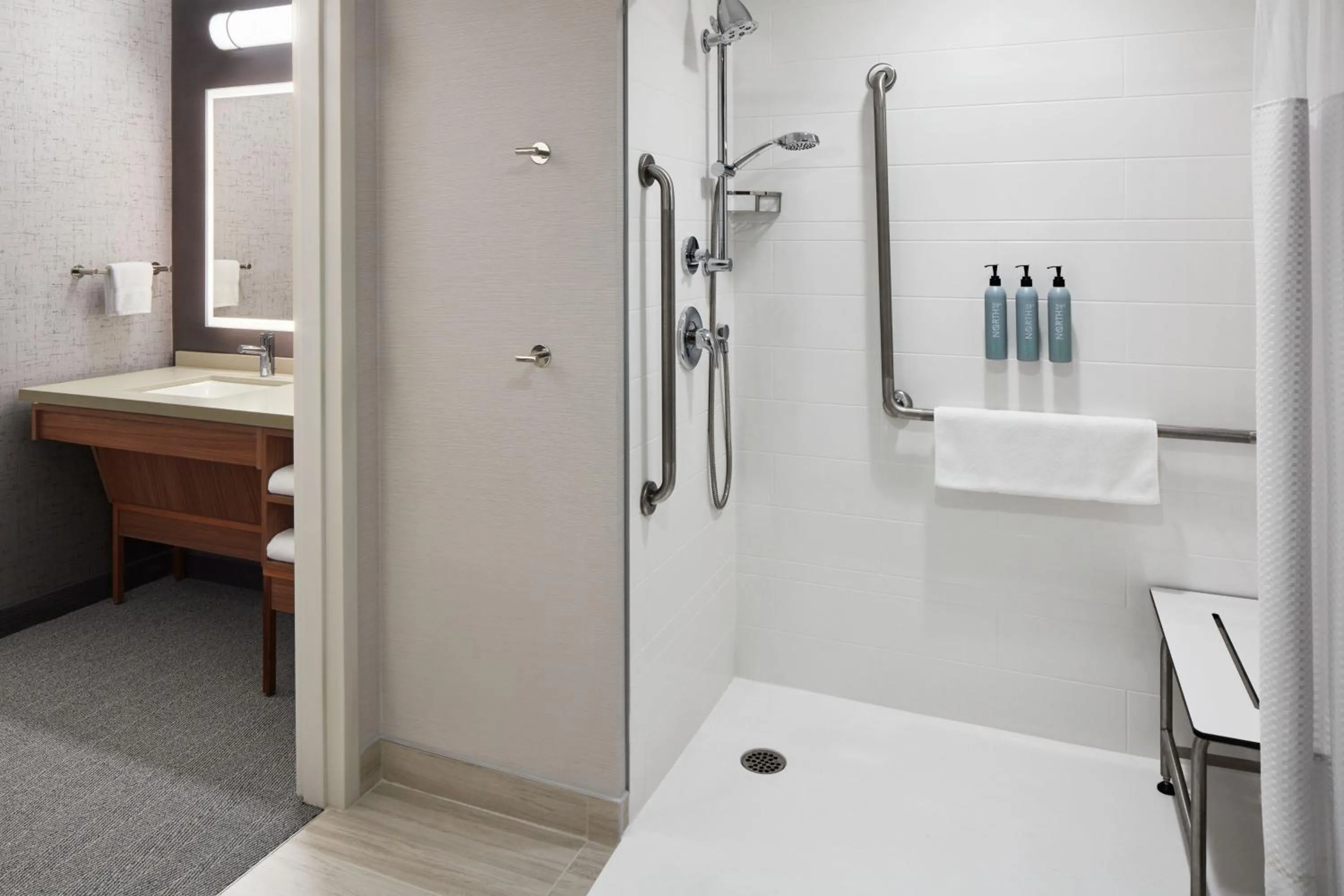 Bathroom in Courtyard by Marriott Mississauga-Airport Corporate Centre West