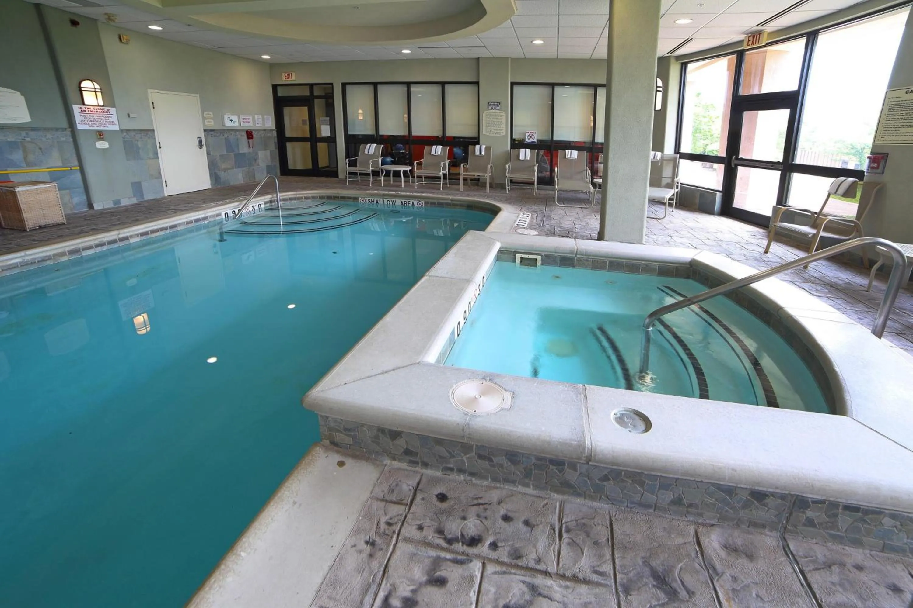 Swimming pool in Courtyard by Marriott Mississauga-Airport Corporate Centre West
