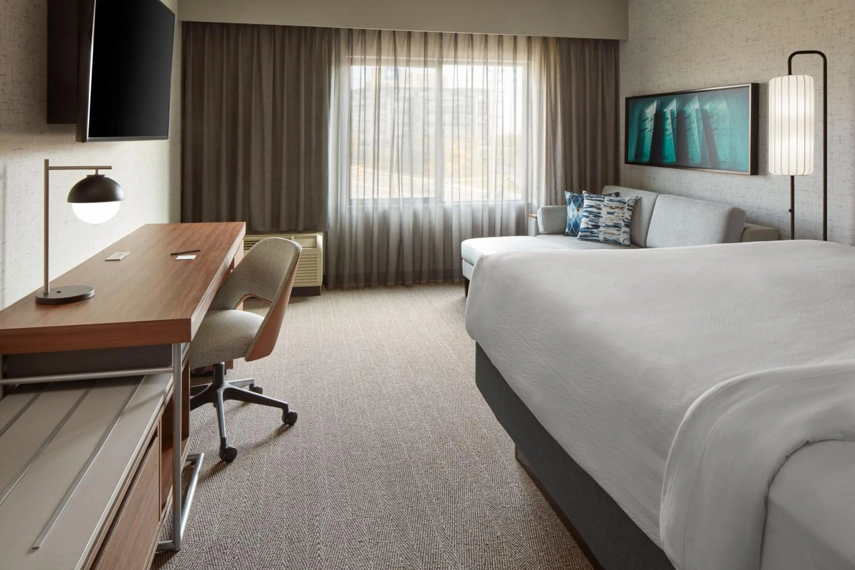 Photo of the whole room, Bed in Courtyard by Marriott Mississauga-Airport Corporate Centre West