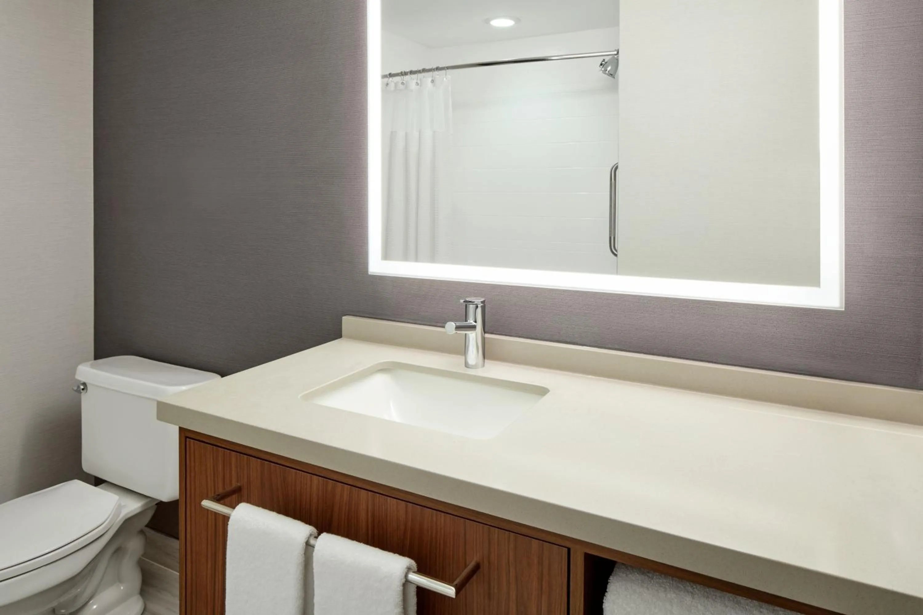 Photo of the whole room in Courtyard by Marriott Mississauga-Airport Corporate Centre West