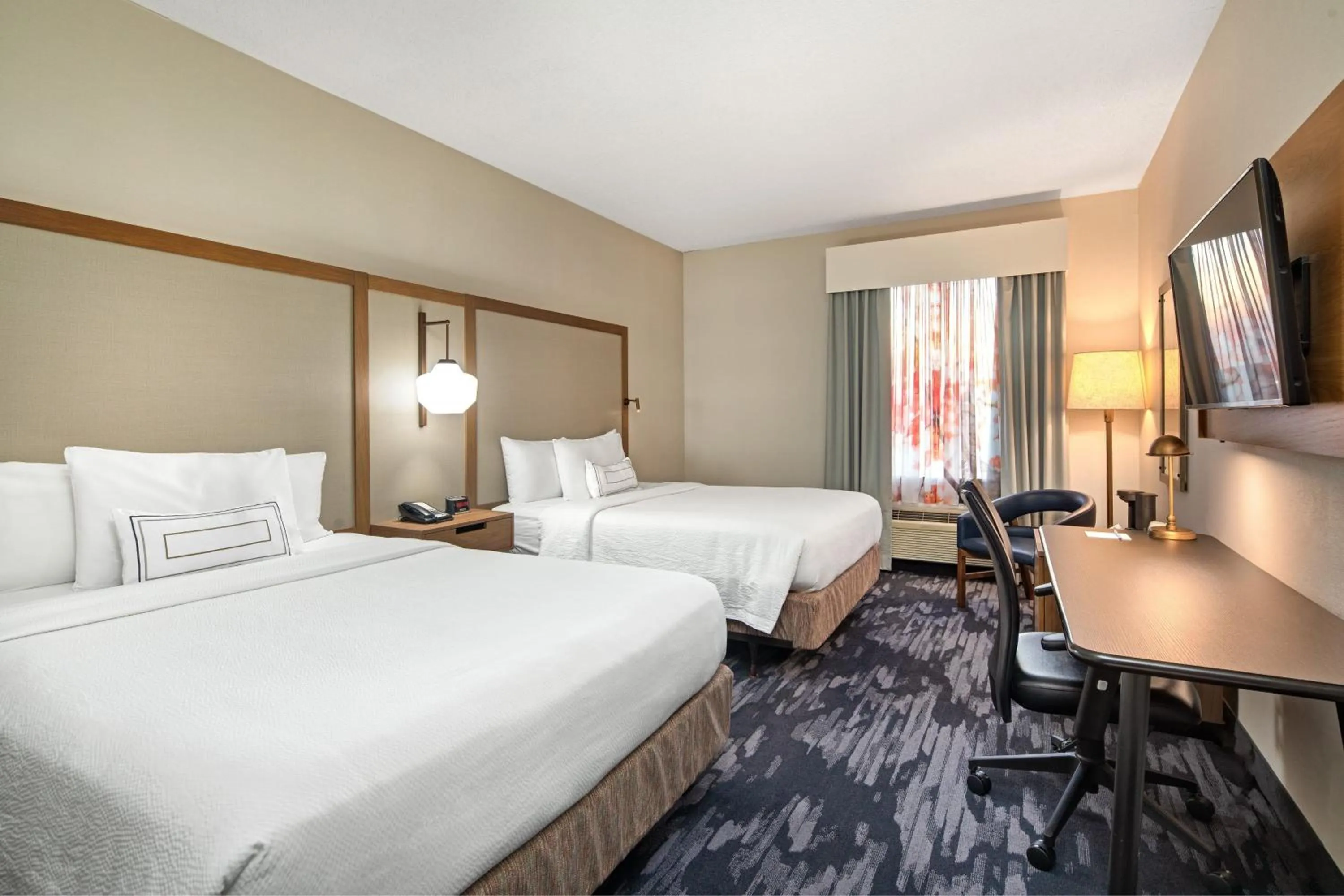 Photo of the whole room, Bed in Fairfield Inn by Marriott Toronto Oakville