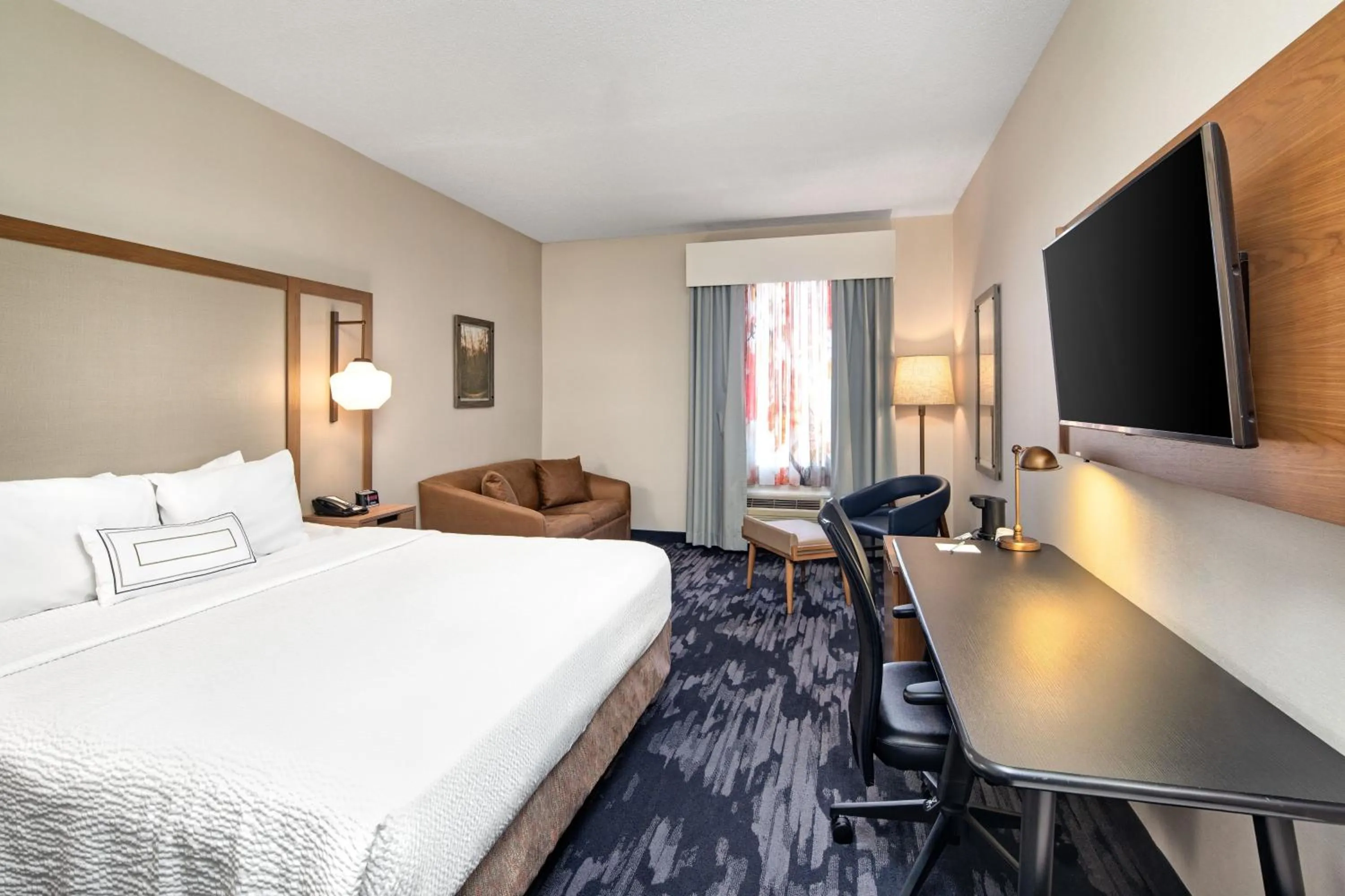 Photo of the whole room, Bed in Fairfield Inn by Marriott Toronto Oakville