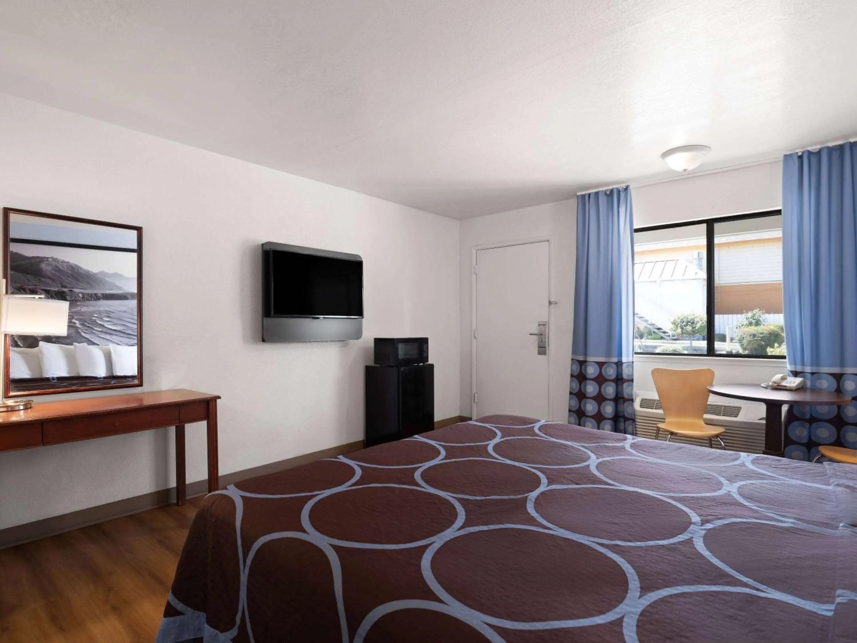 Photo of the whole room, Bed in Super 8 by Wyndham Dunnigan