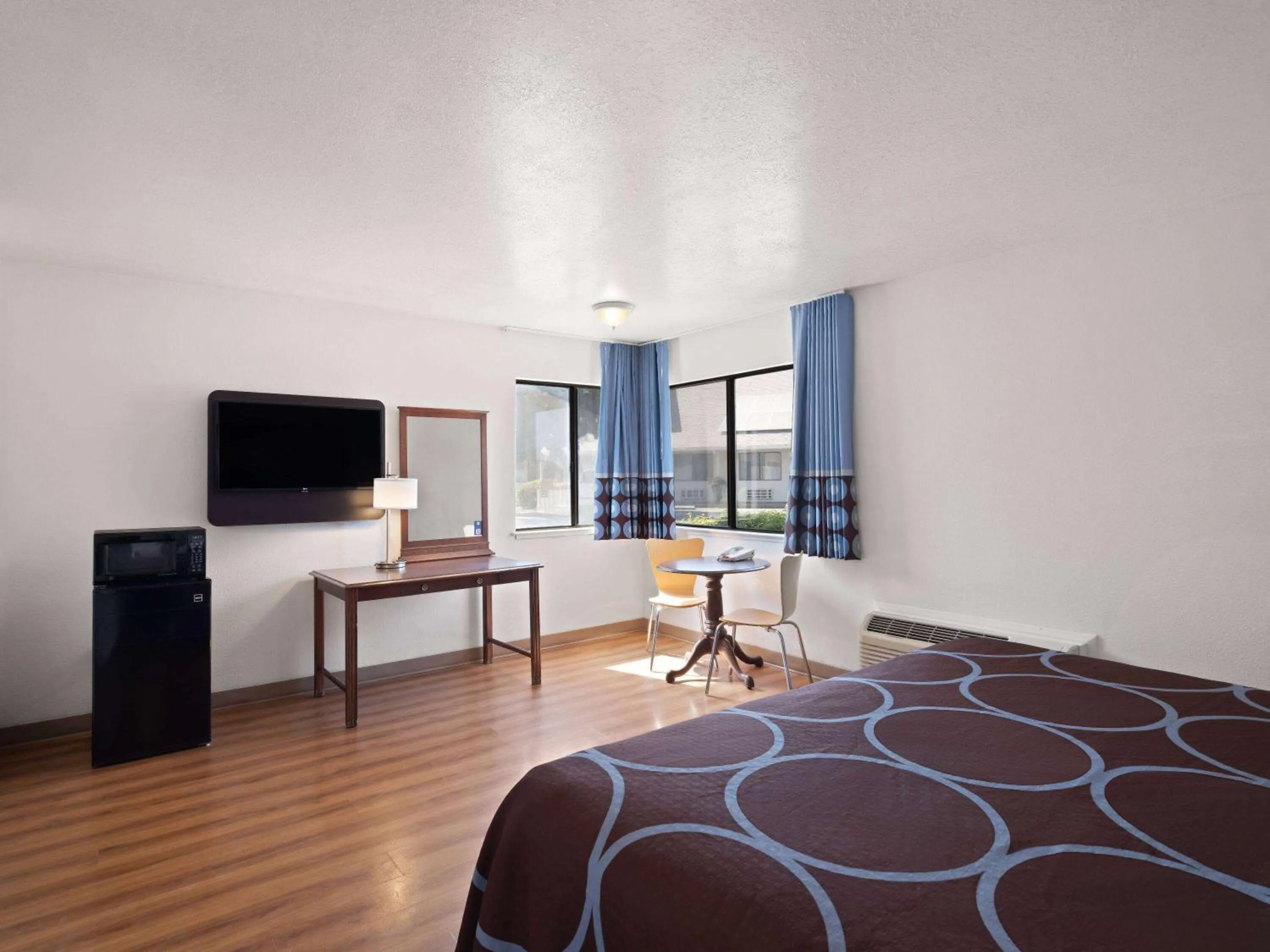 Photo of the whole room, Bed in Super 8 by Wyndham Dunnigan