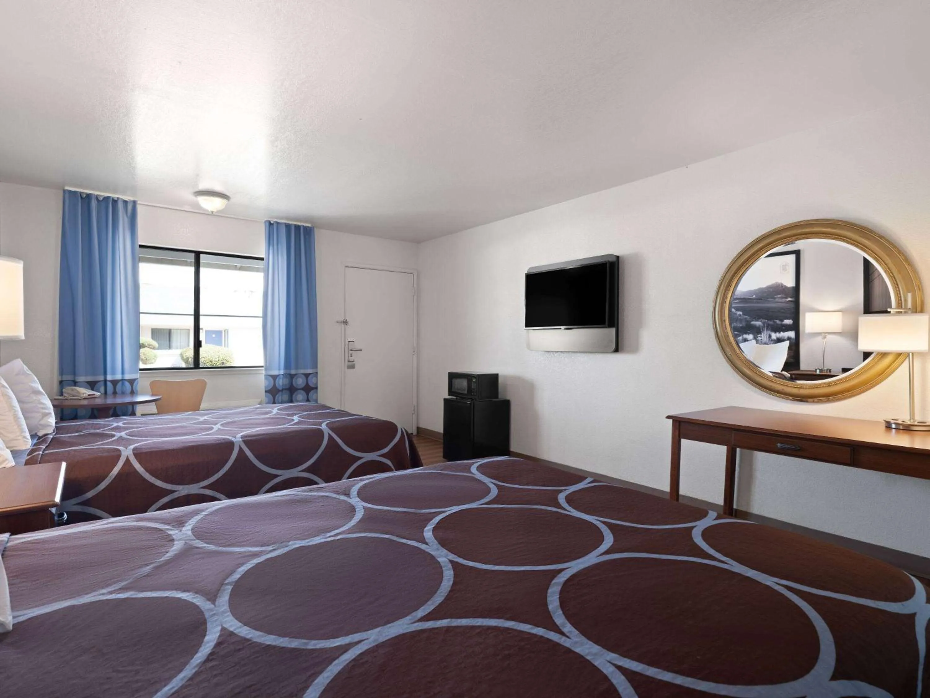 Photo of the whole room, Bed in Super 8 by Wyndham Dunnigan