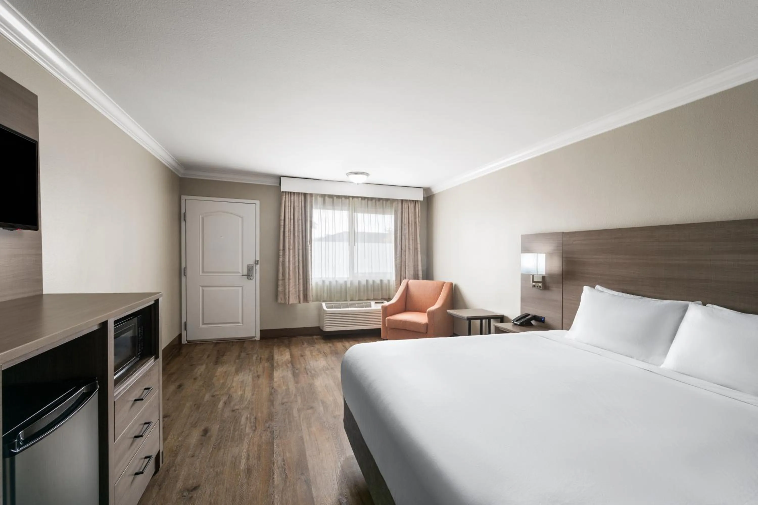 Bedroom, Bed in Solara Inn and Suites