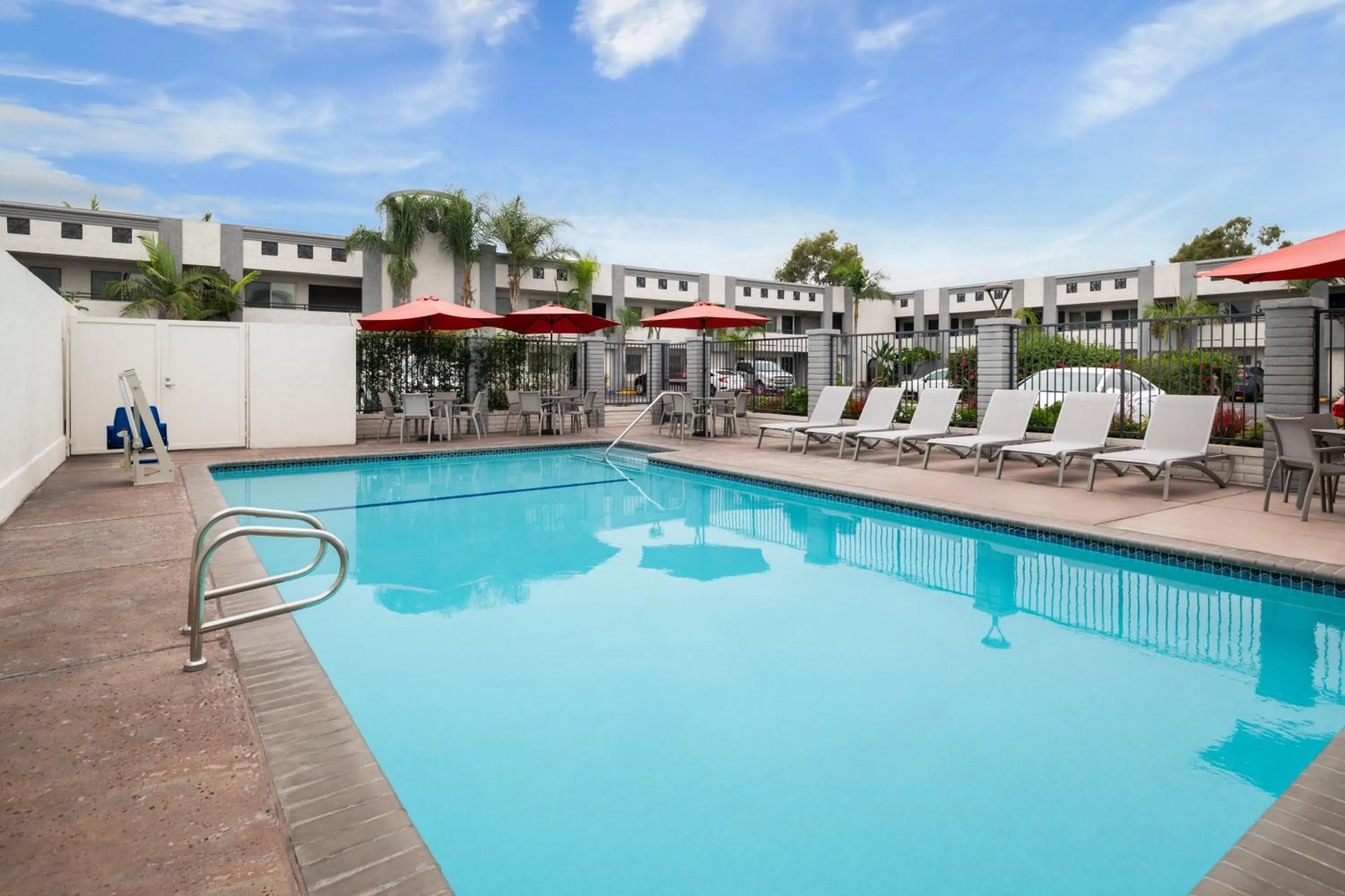 Swimming pool in Solara Inn and Suites