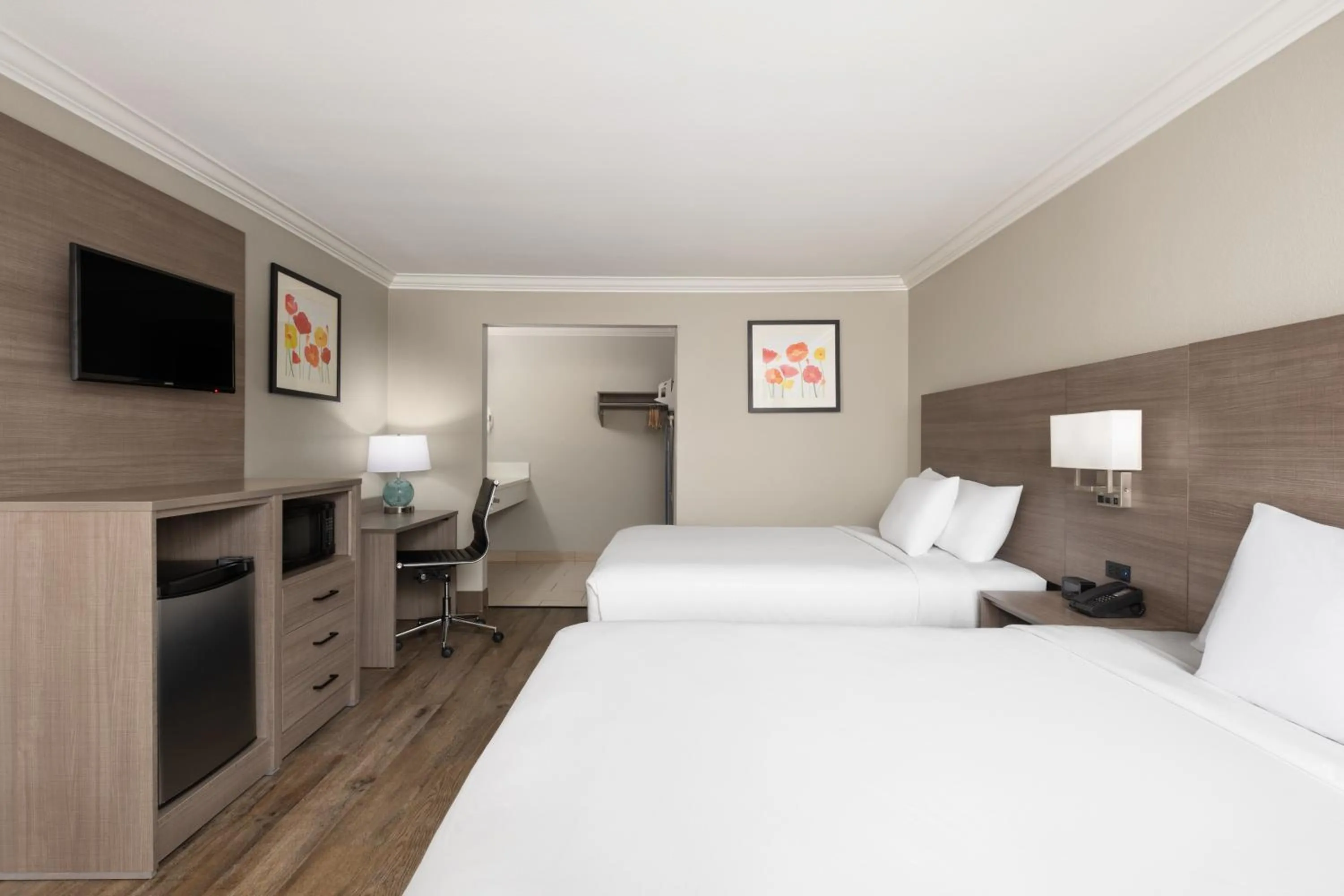 Bedroom, Bed in Solara Inn and Suites