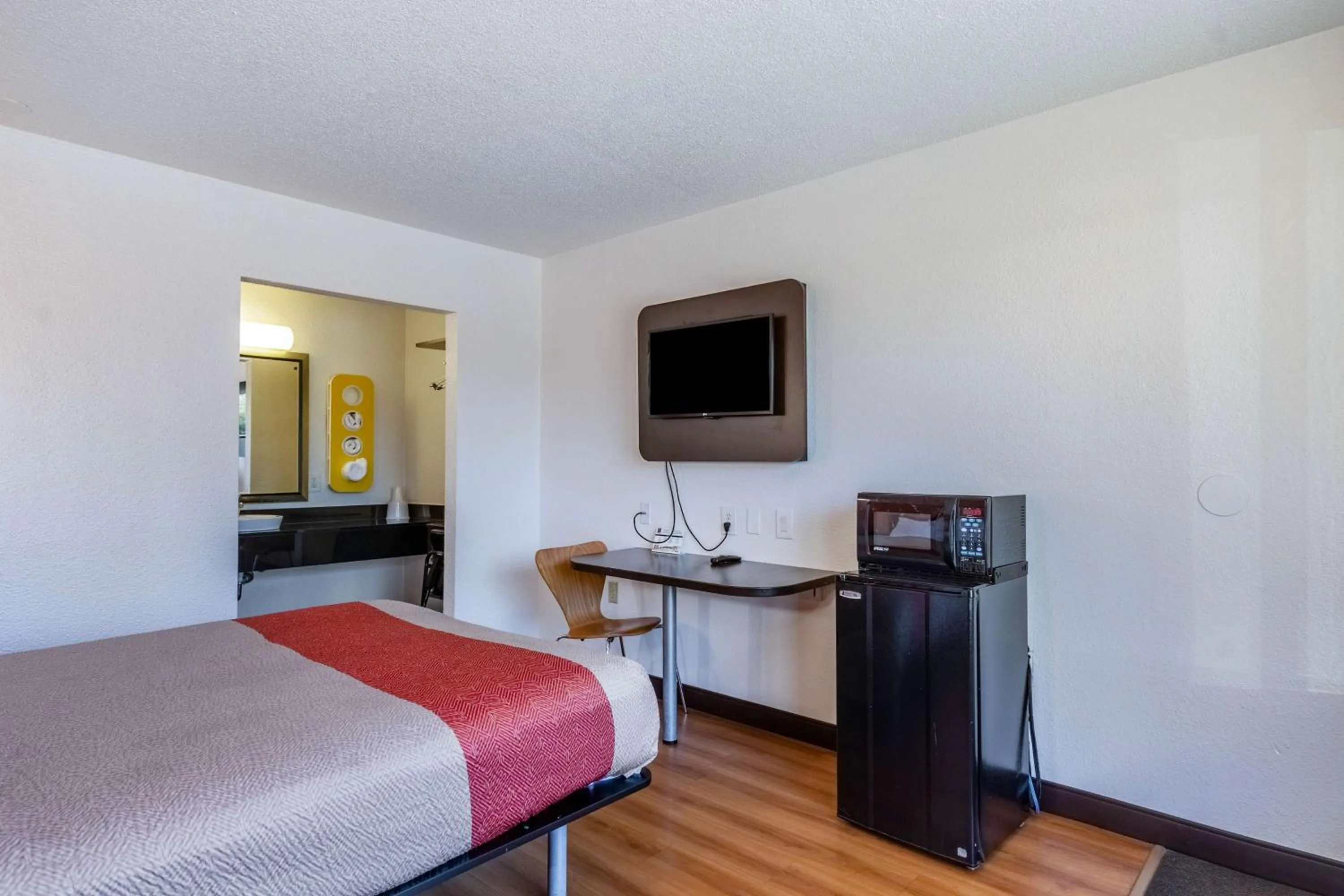 TV and multimedia, Bed in Motel 6-Little Rock, AR - West
