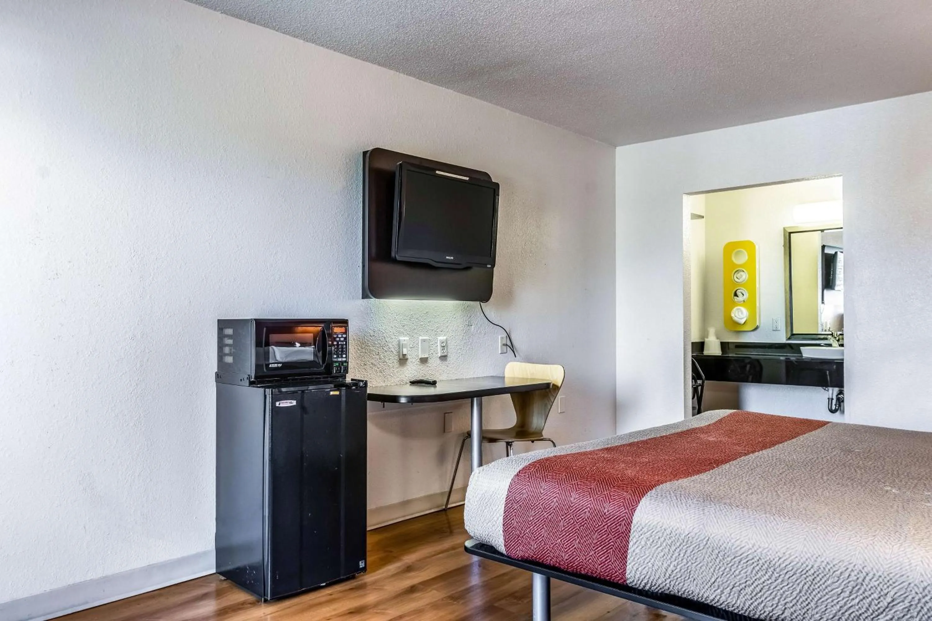 TV and multimedia, Bed in Motel 6-Little Rock, AR - West