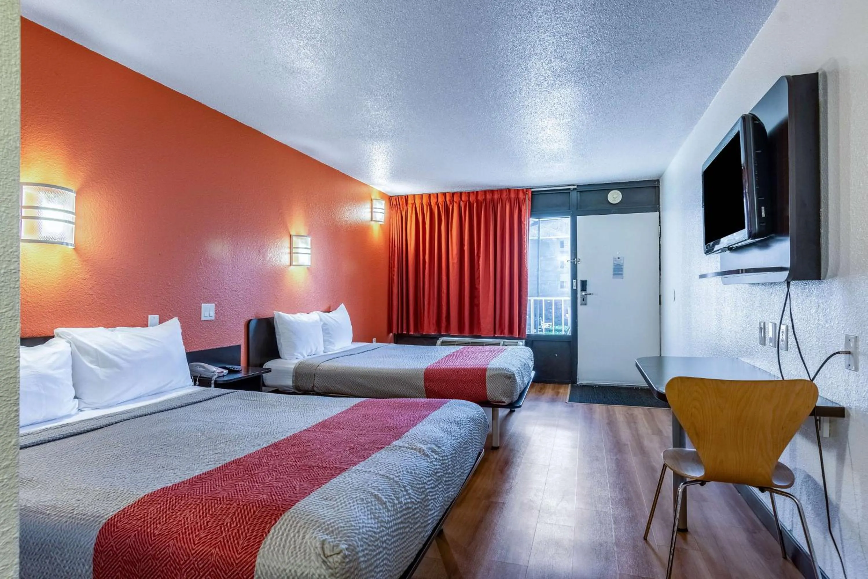 TV and multimedia, Bed in Motel 6-Little Rock, AR - West