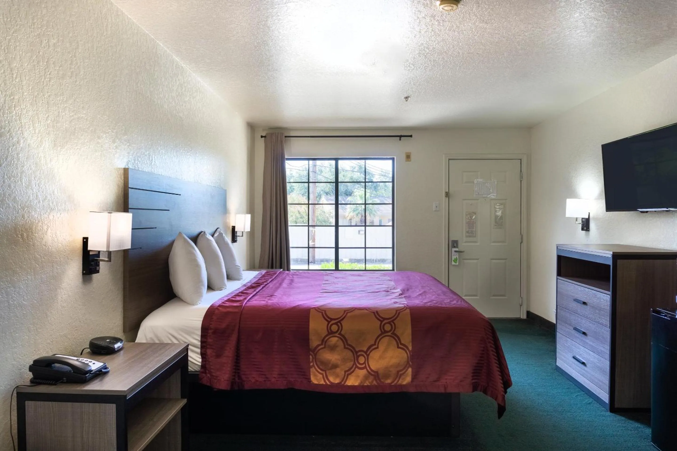 Bedroom, Bed in OYO Inn & Suites Medical Center San Antonio