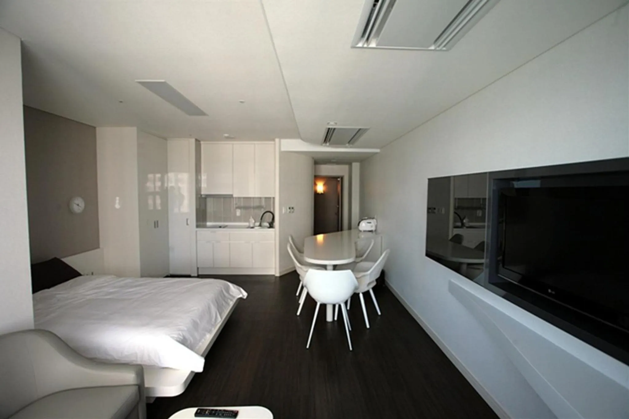 Photo of the whole room, Bed in Hanwha Resort Haeundae