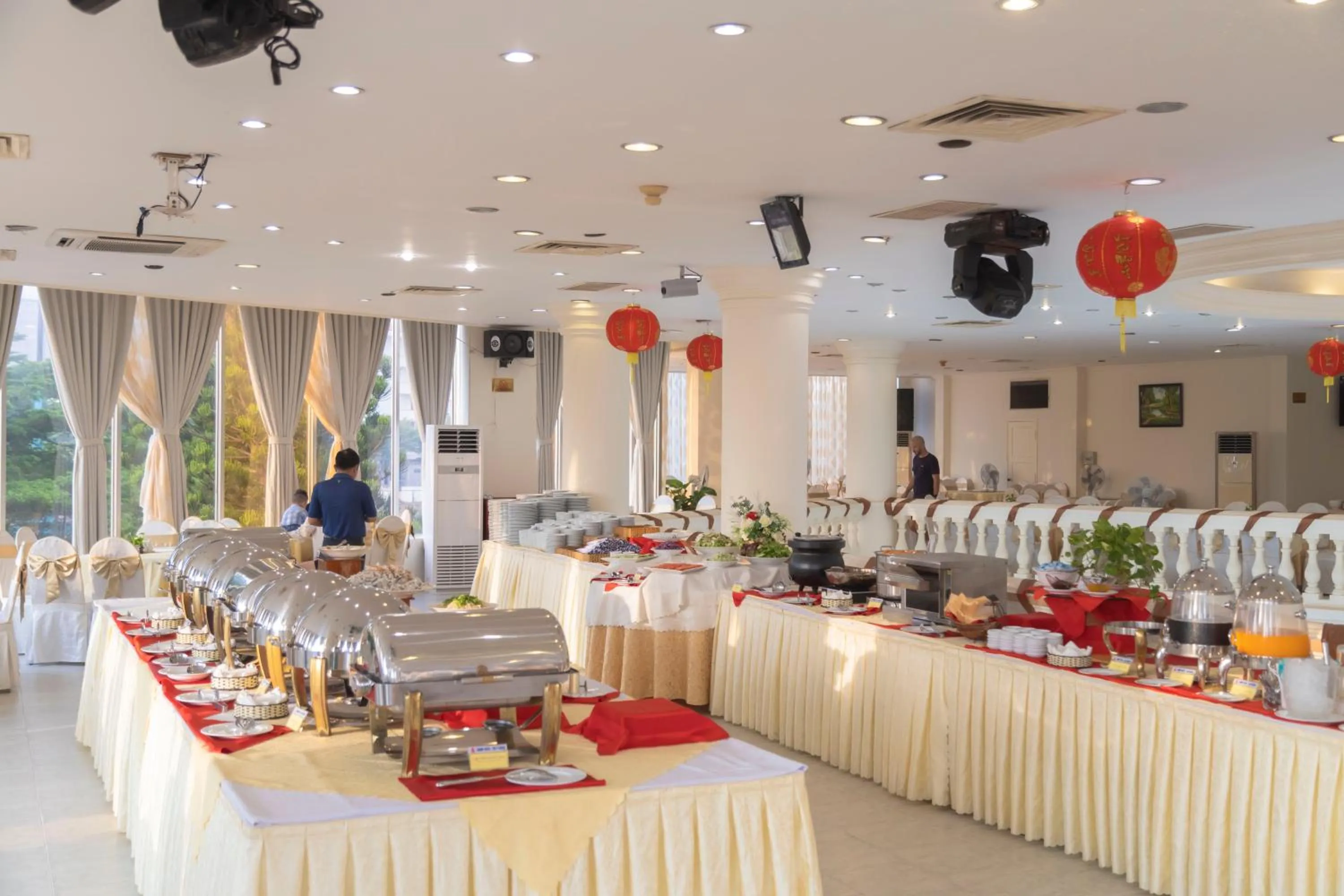 Restaurant/places to eat in Sammy Hotel