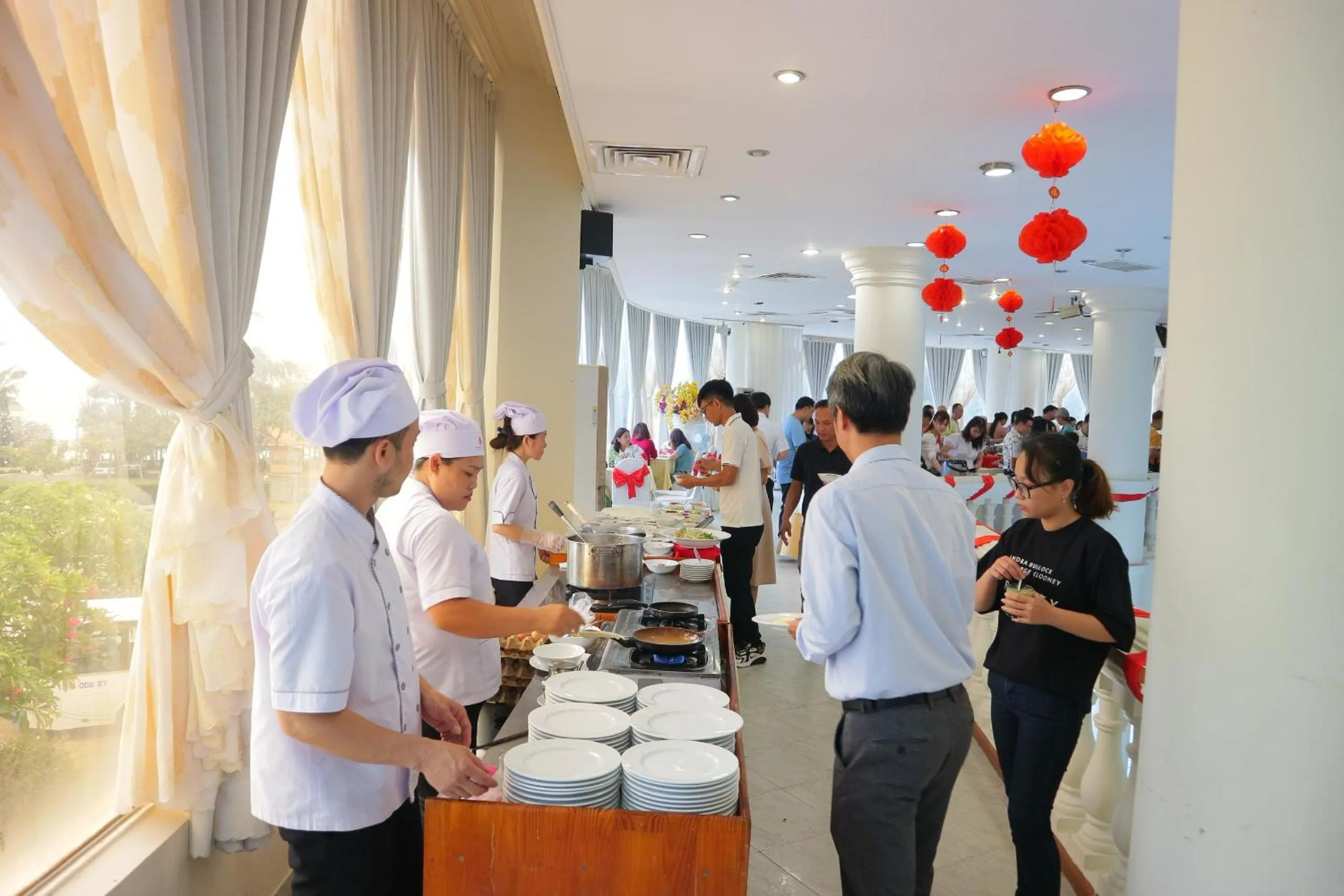 Restaurant/places to eat in Sammy Hotel