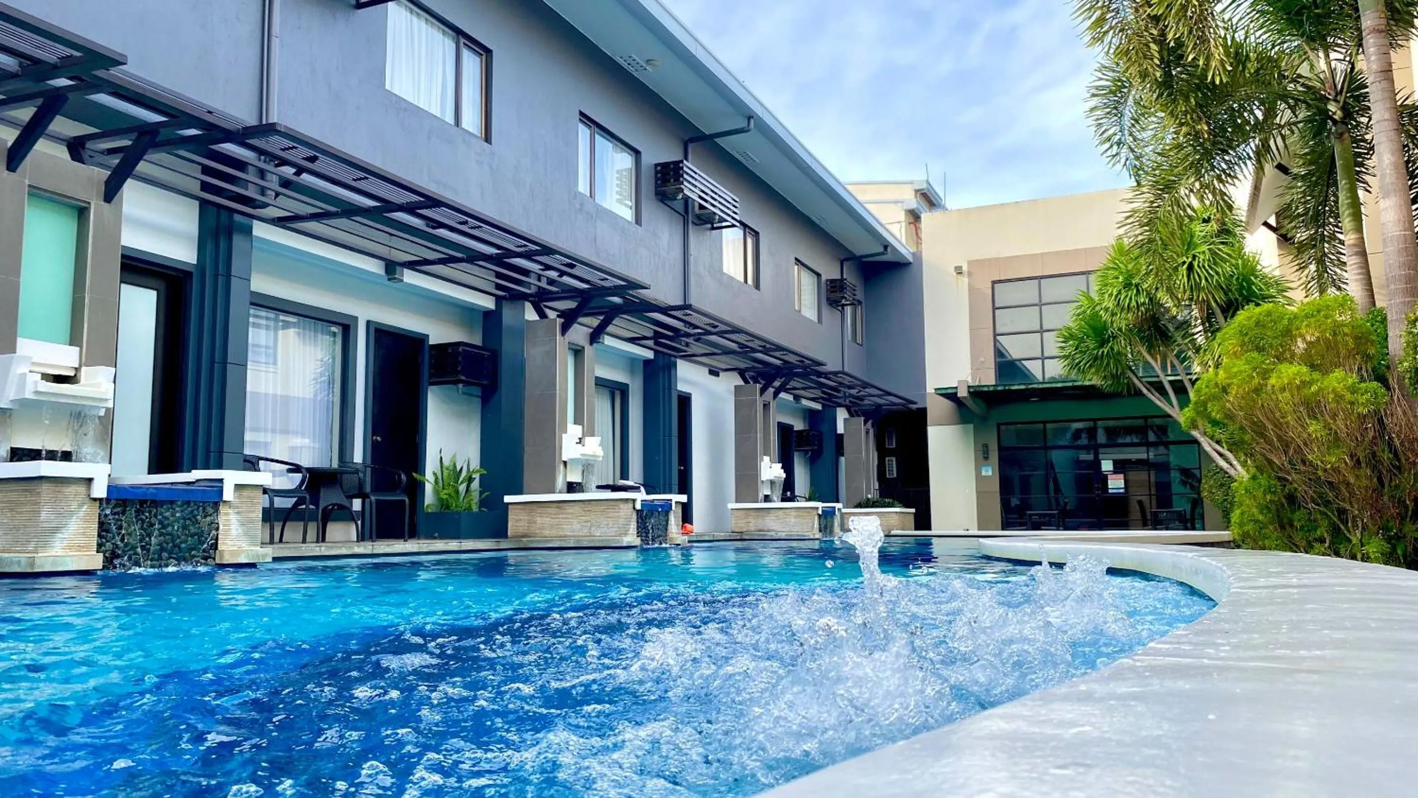 Swimming pool in Circle Inn Hotel and Suites Bacolod