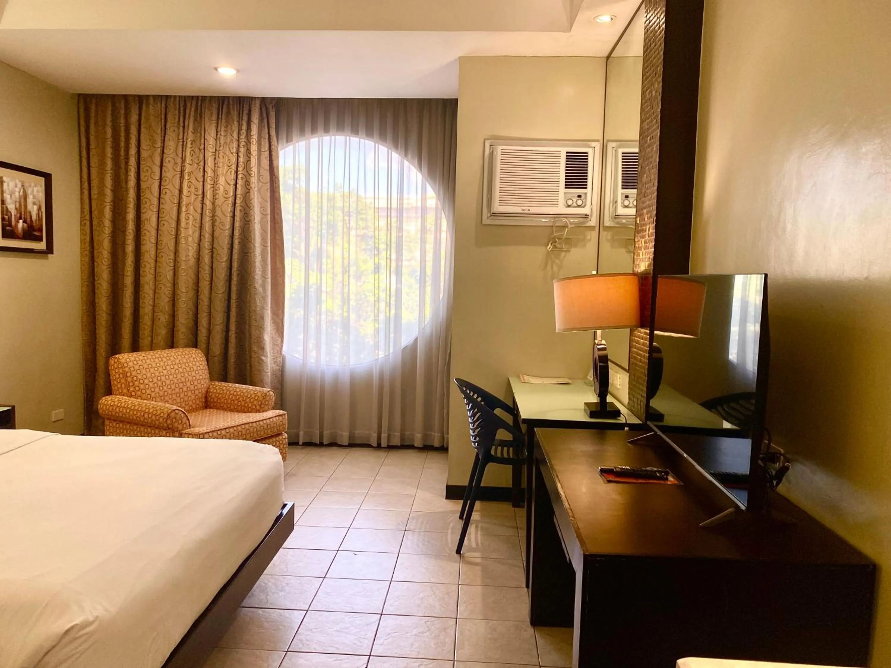 TV and multimedia, Bed in Circle Inn Hotel and Suites Bacolod