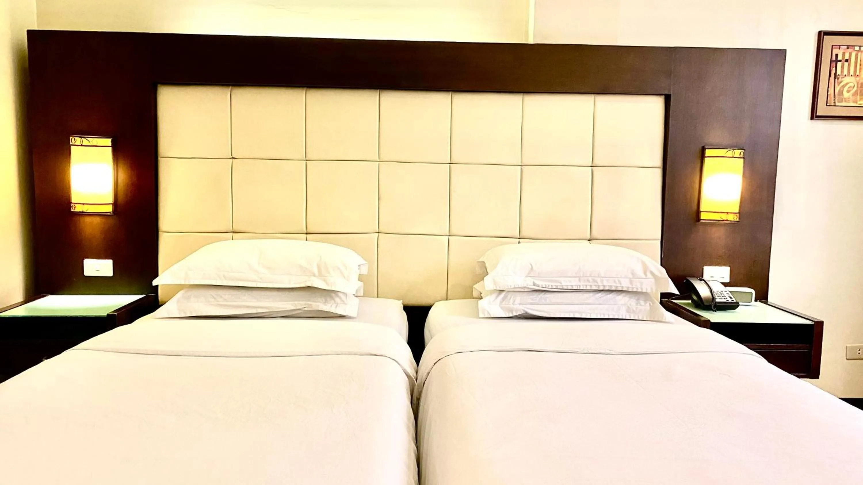 Bed in Circle Inn Hotel and Suites Bacolod