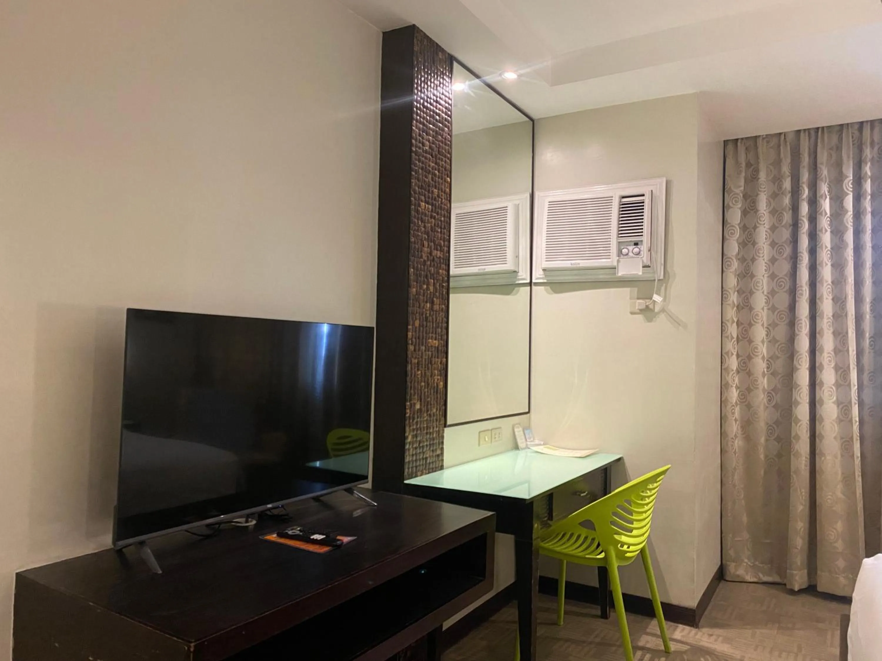 TV and multimedia in Circle Inn Hotel and Suites Bacolod