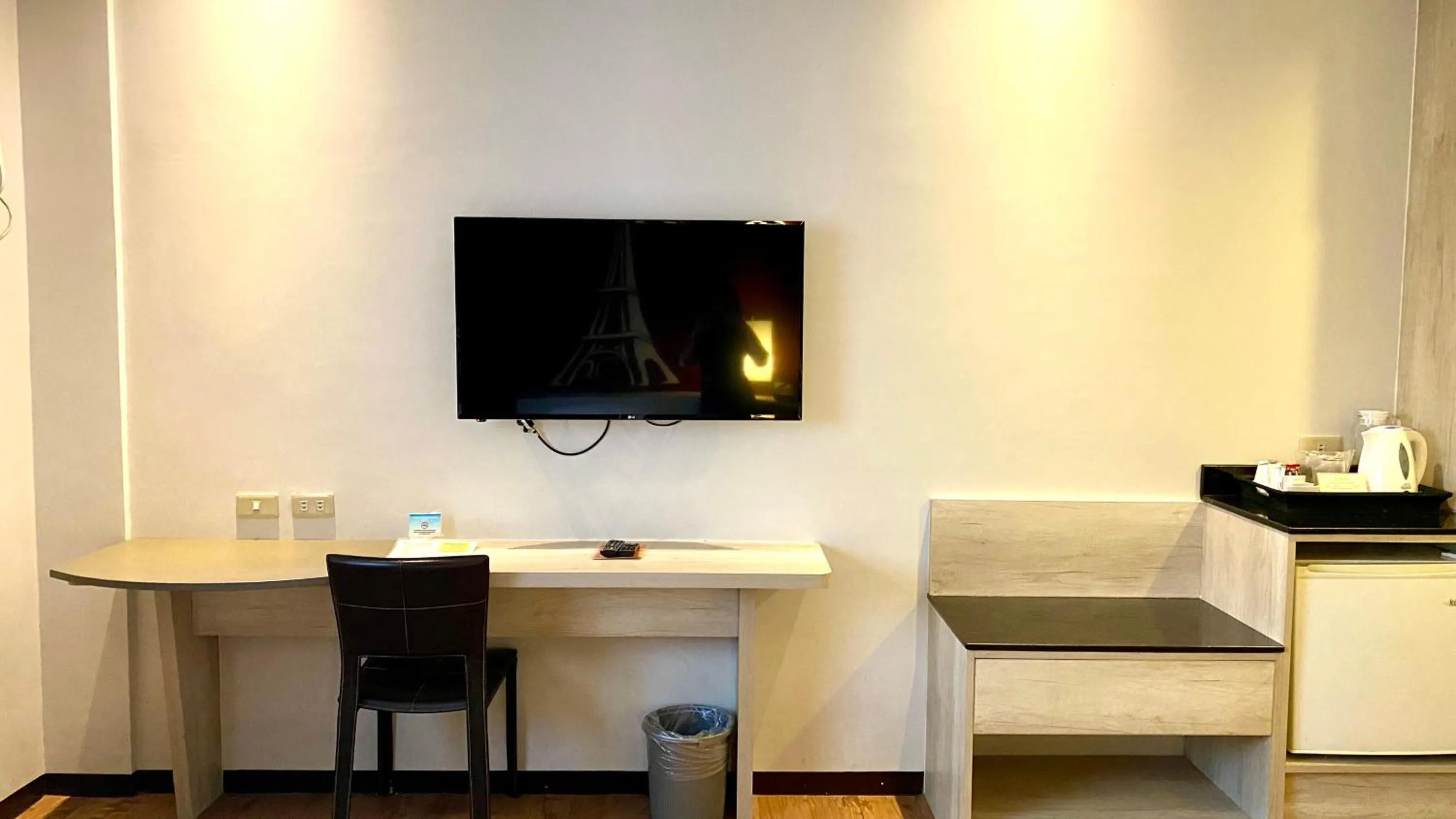 Bed in Circle Inn Hotel and Suites Bacolod