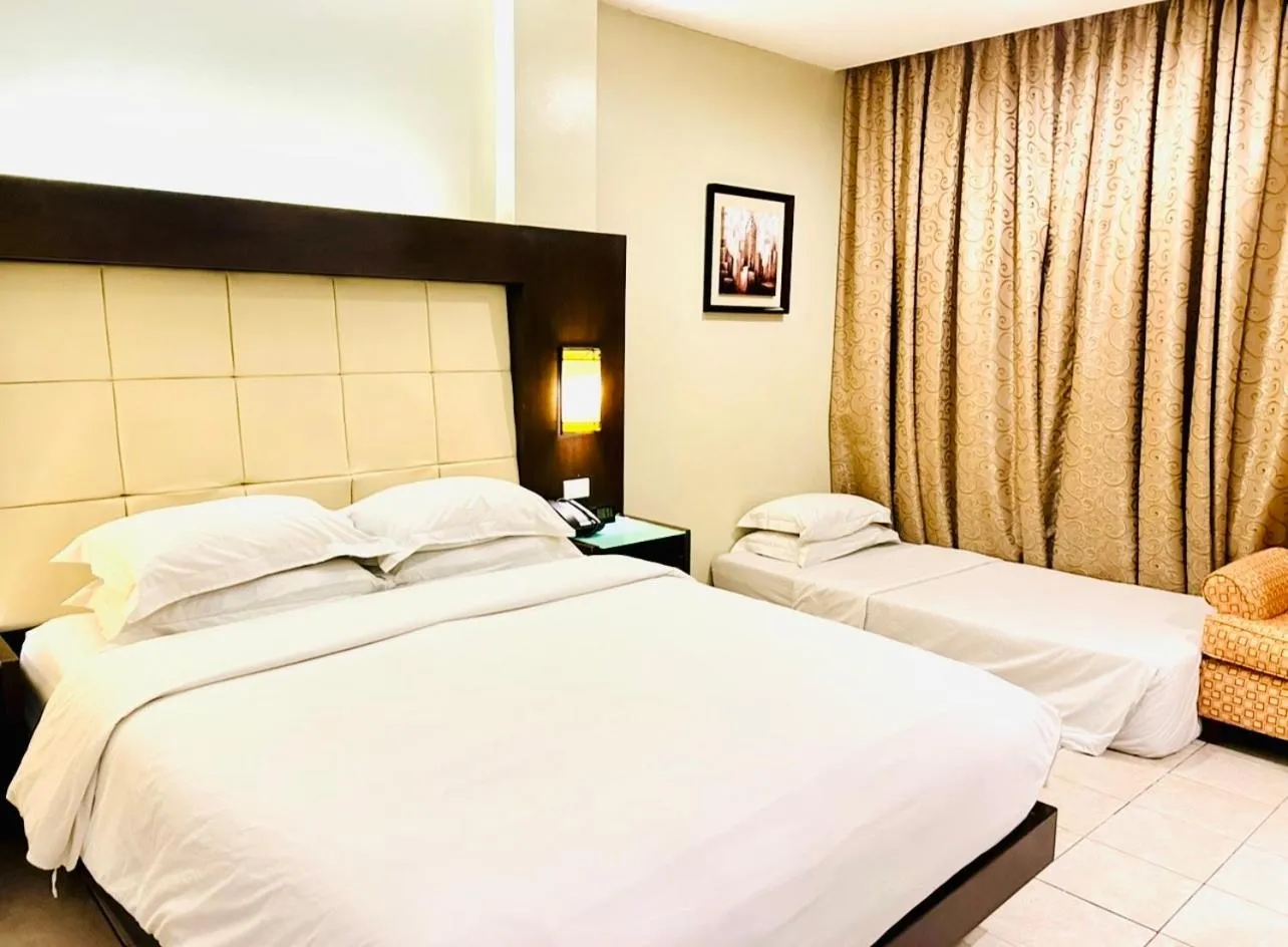 Bed in Circle Inn Hotel and Suites Bacolod