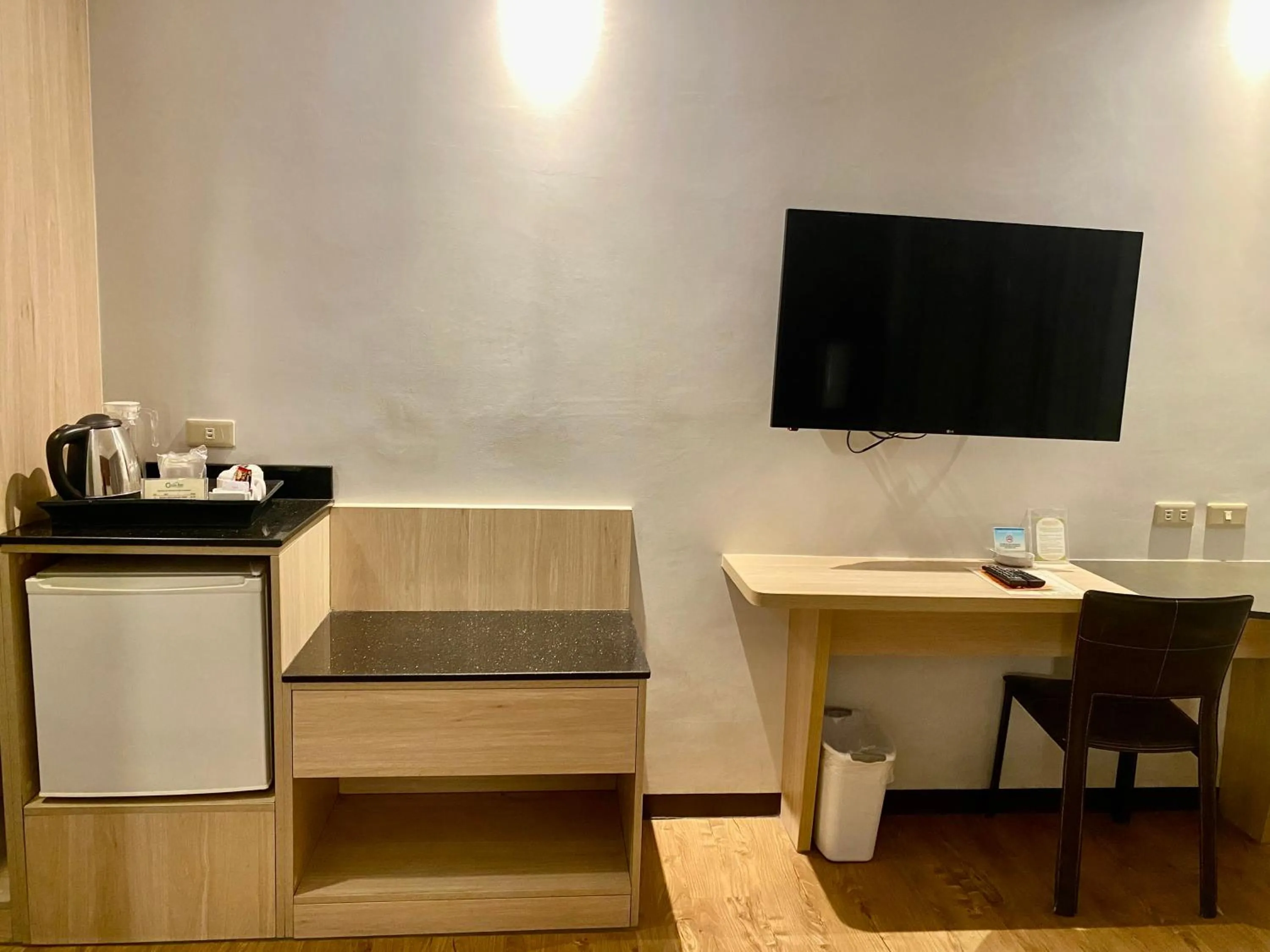 TV and multimedia in Circle Inn Hotel and Suites Bacolod