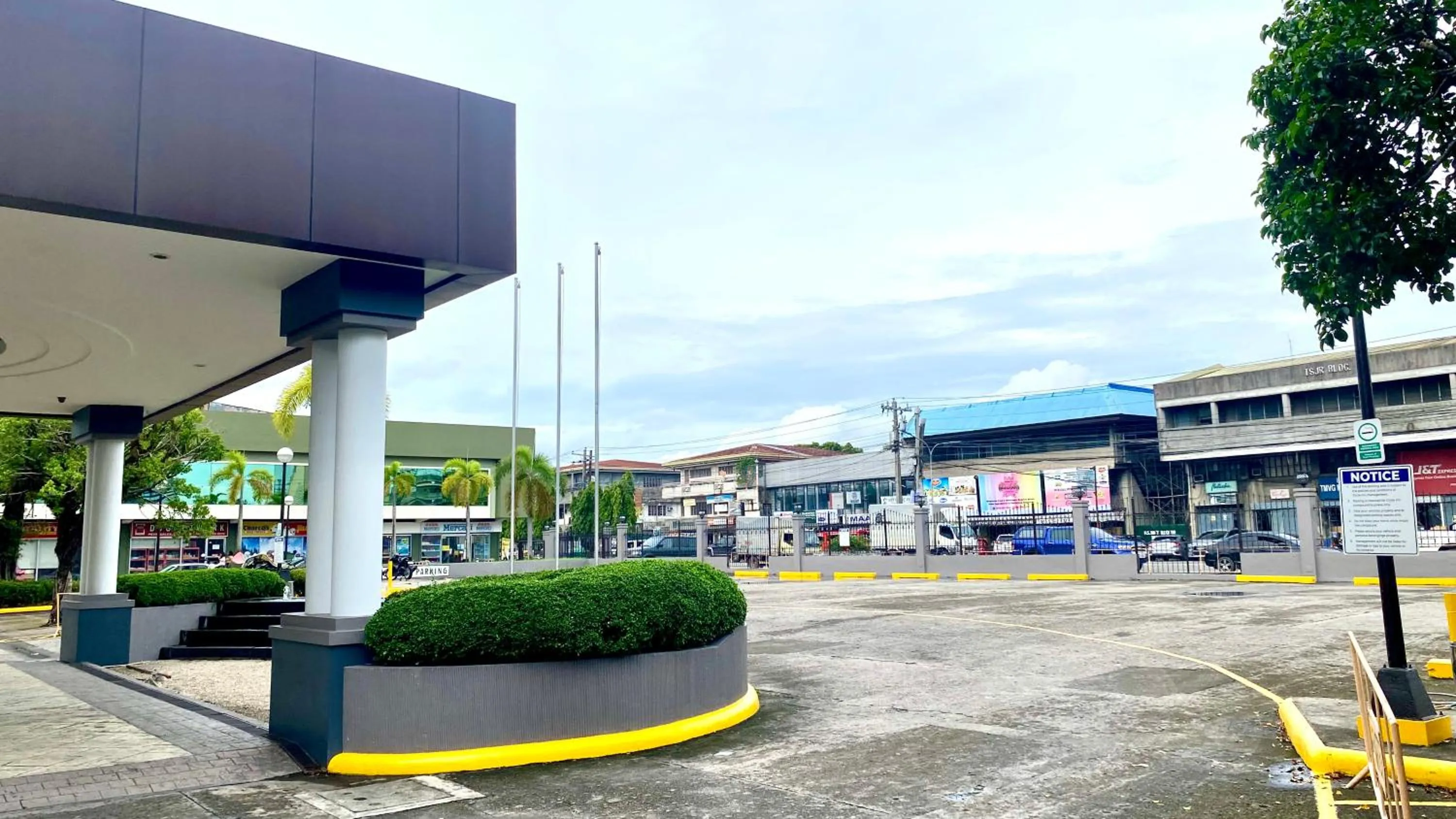 Parking in Circle Inn Hotel and Suites Bacolod