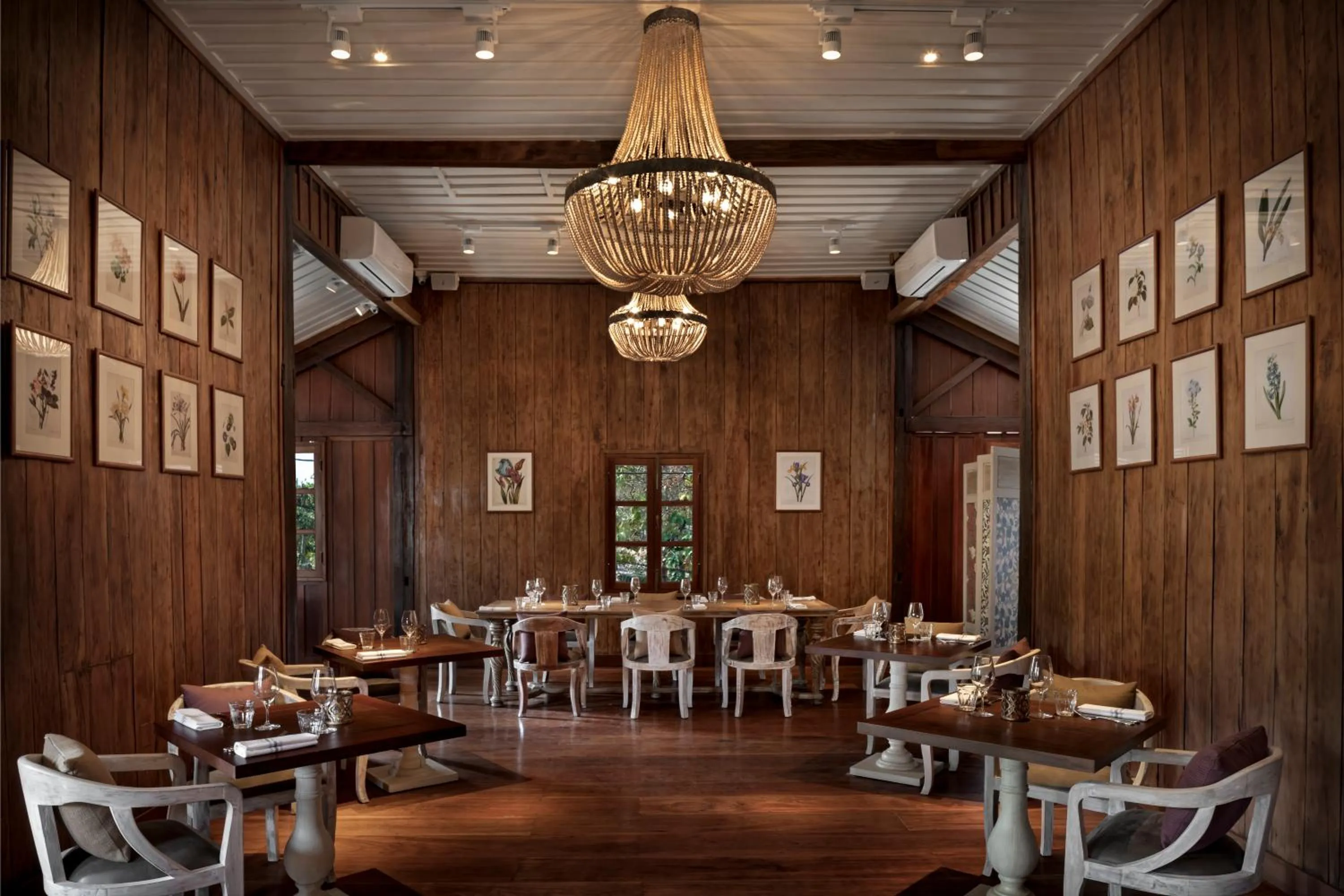 Restaurant/places to eat in Maison Dalabua