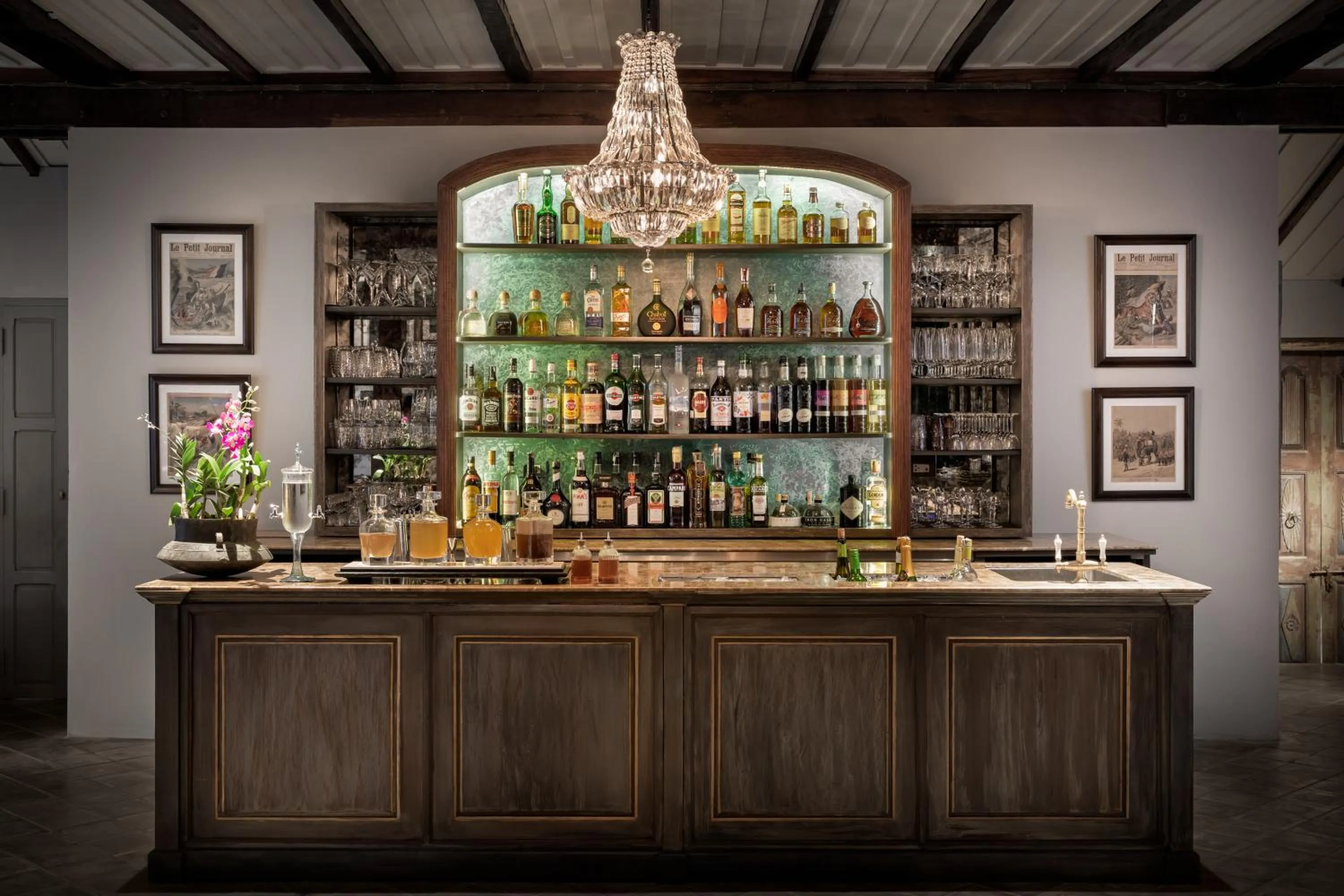 Restaurant/places to eat in Maison Dalabua