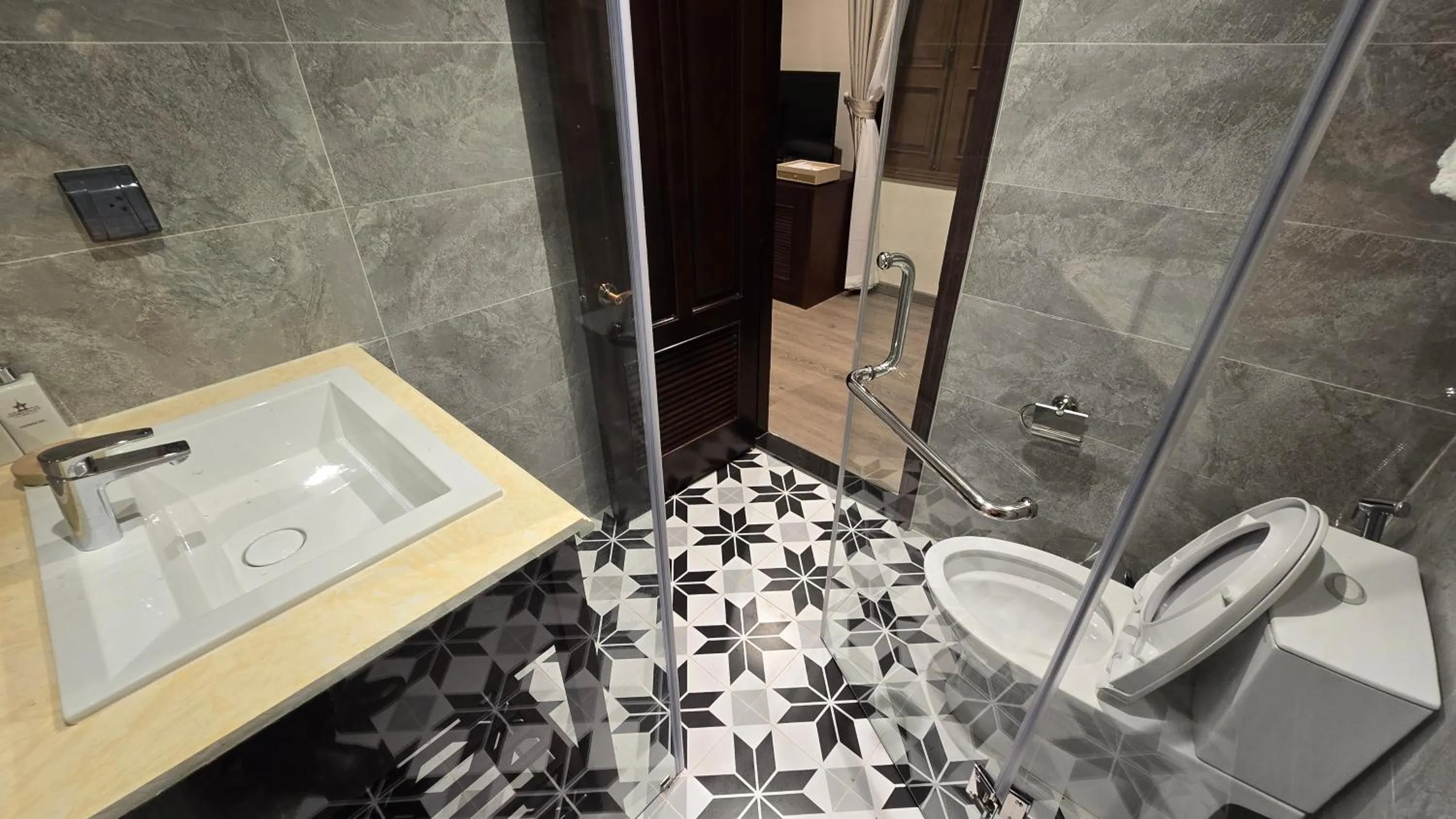 Bathroom in Champa Palace Hotel