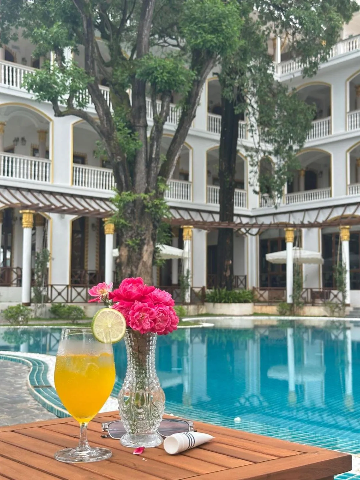 Swimming pool in Champa Palace Hotel