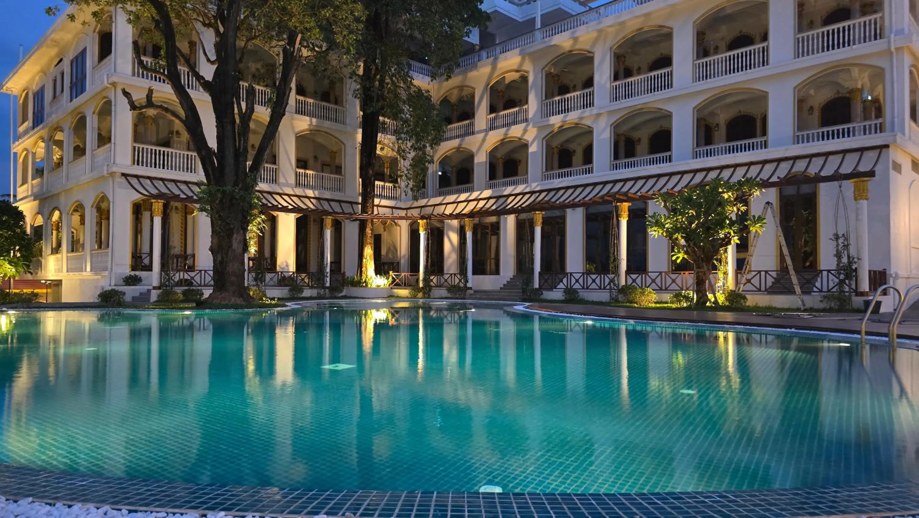 Swimming pool in Champa Palace Hotel