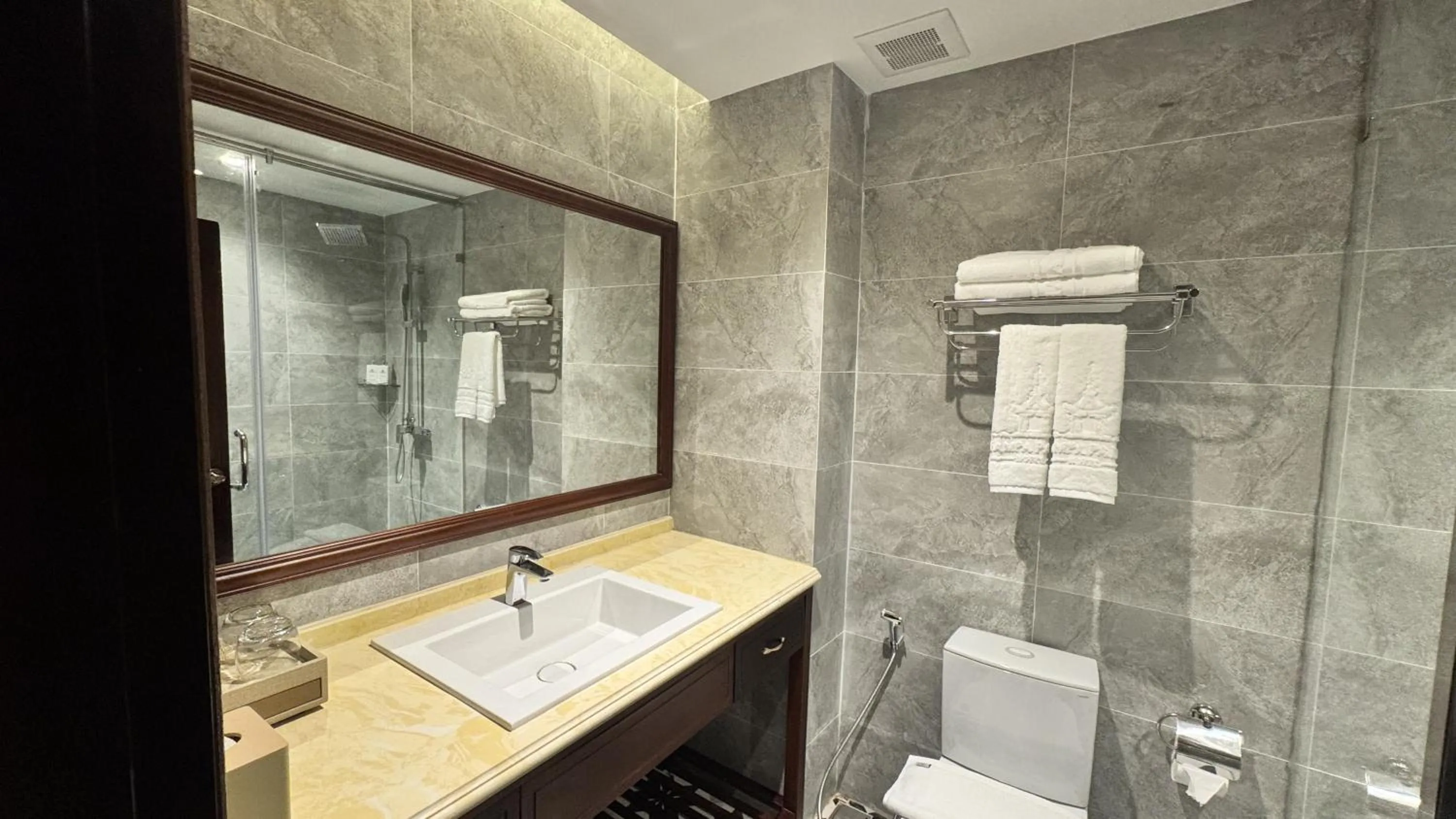 Bathroom in Champa Palace Hotel