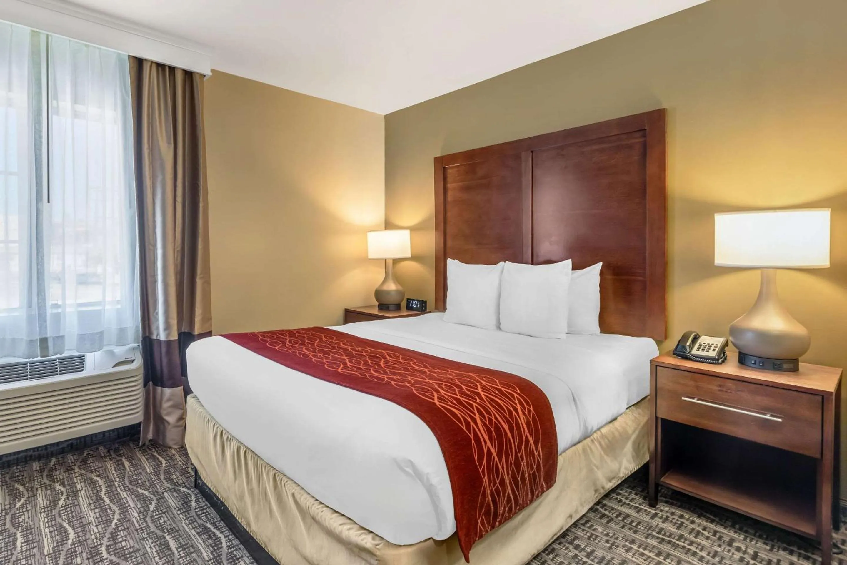 Bedroom, Bed in Comfort Inn Monterey Park - Los Angeles