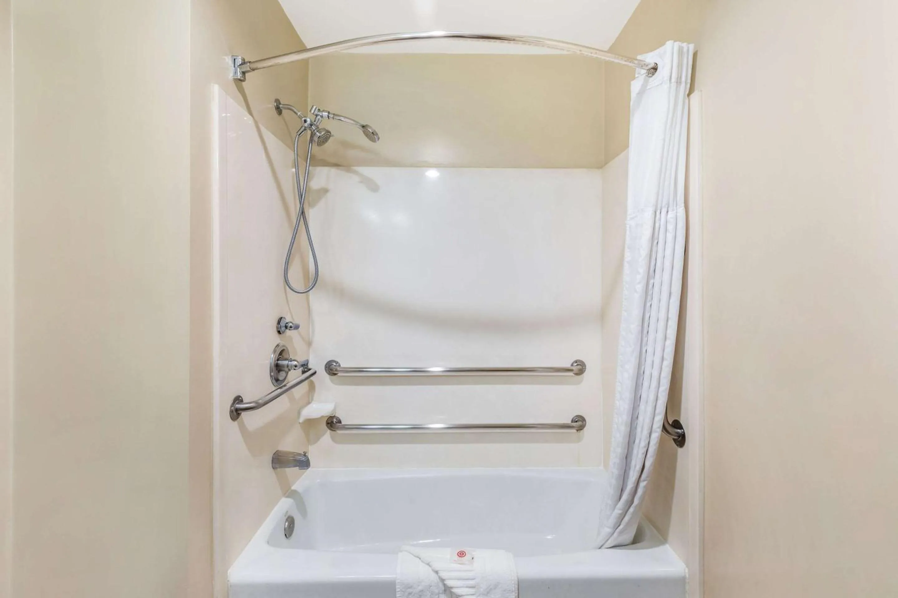 Bedroom in Comfort Inn Monterey Park - Los Angeles