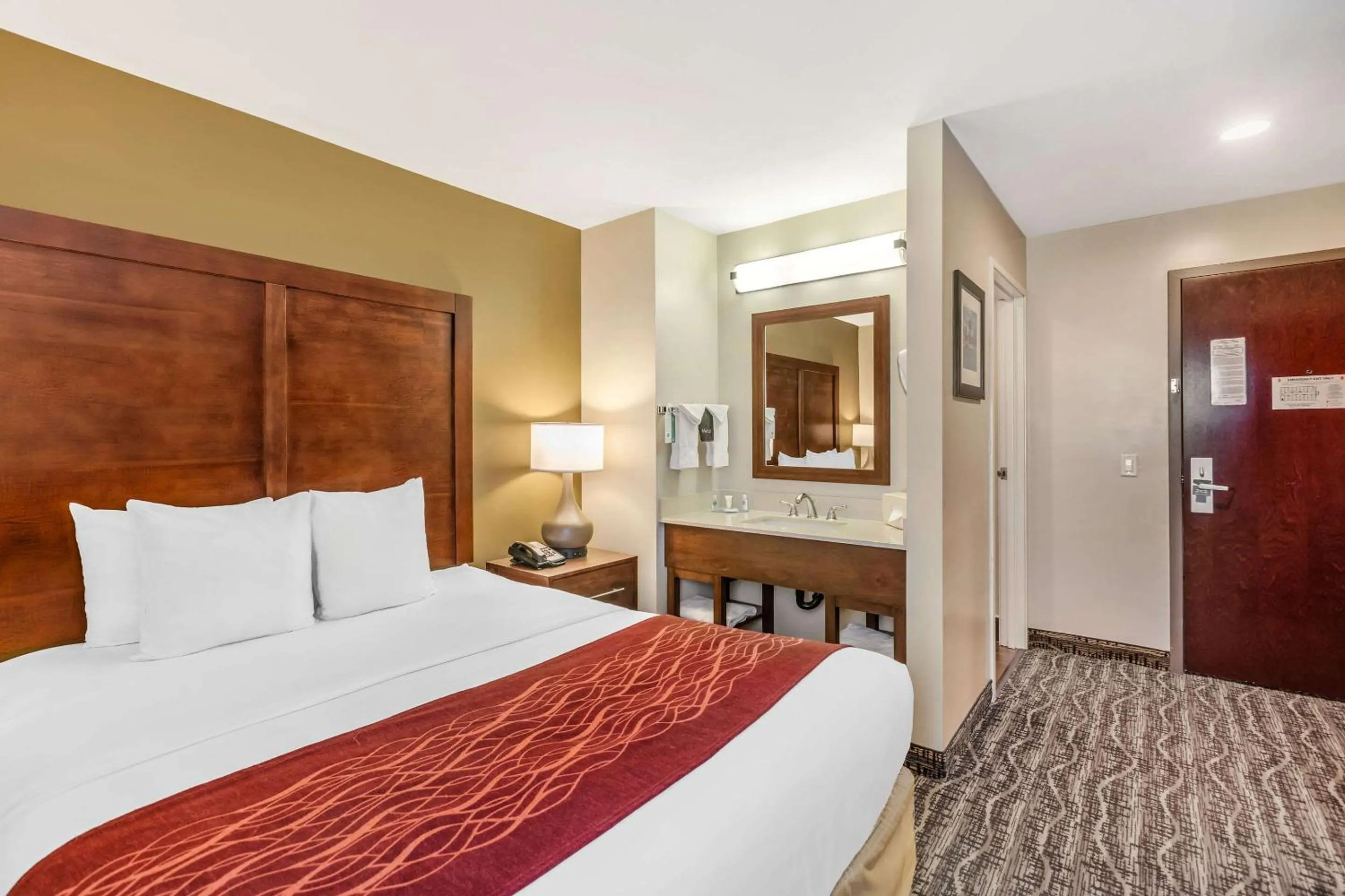 Bedroom, Bed in Comfort Inn Monterey Park - Los Angeles