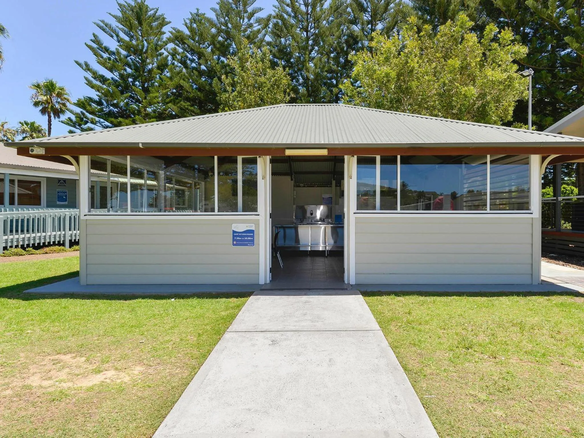 Kitchen or kitchenette in Big4 Sydney Lakeside Holiday Park