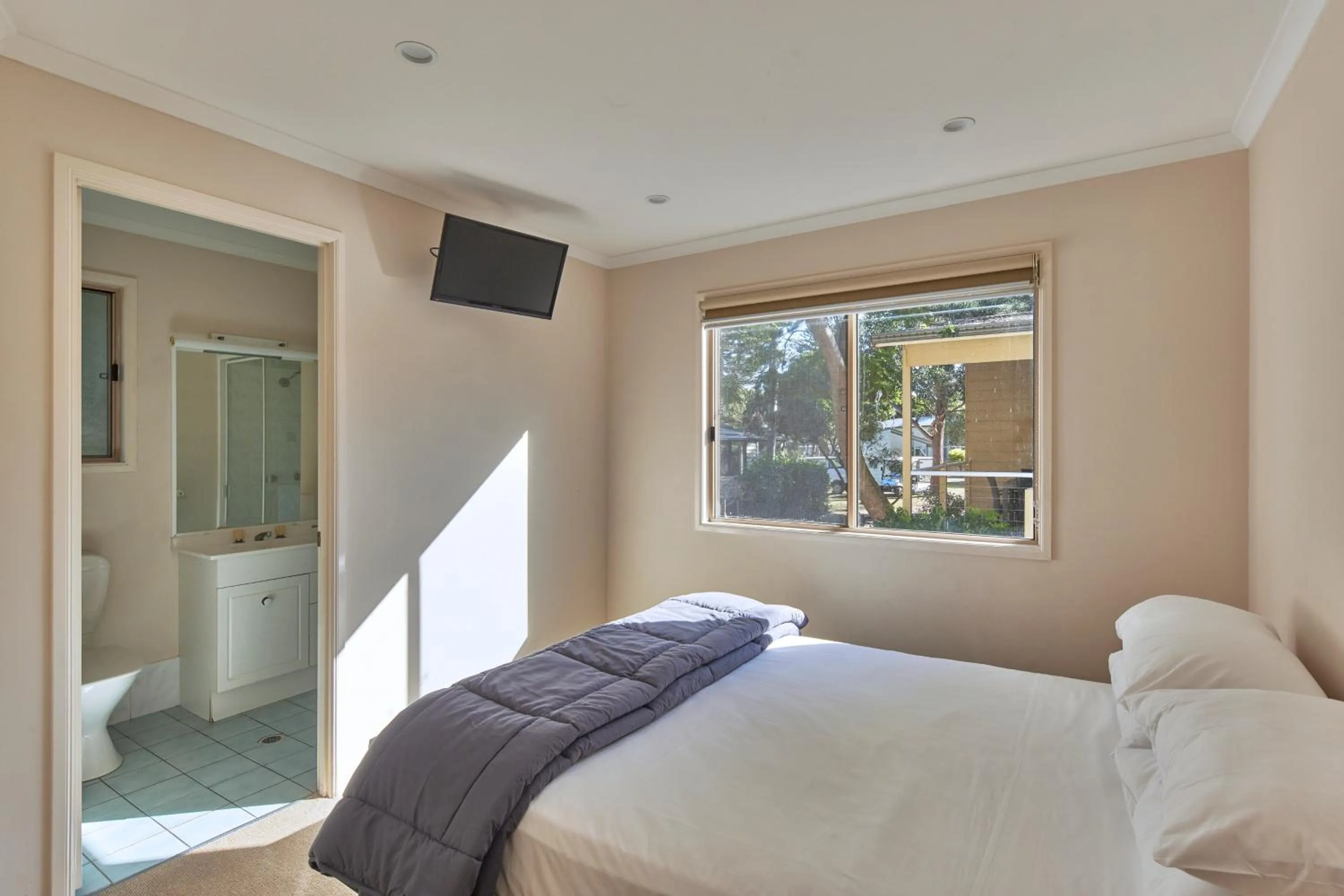 Bed in Big4 Sydney Lakeside Holiday Park