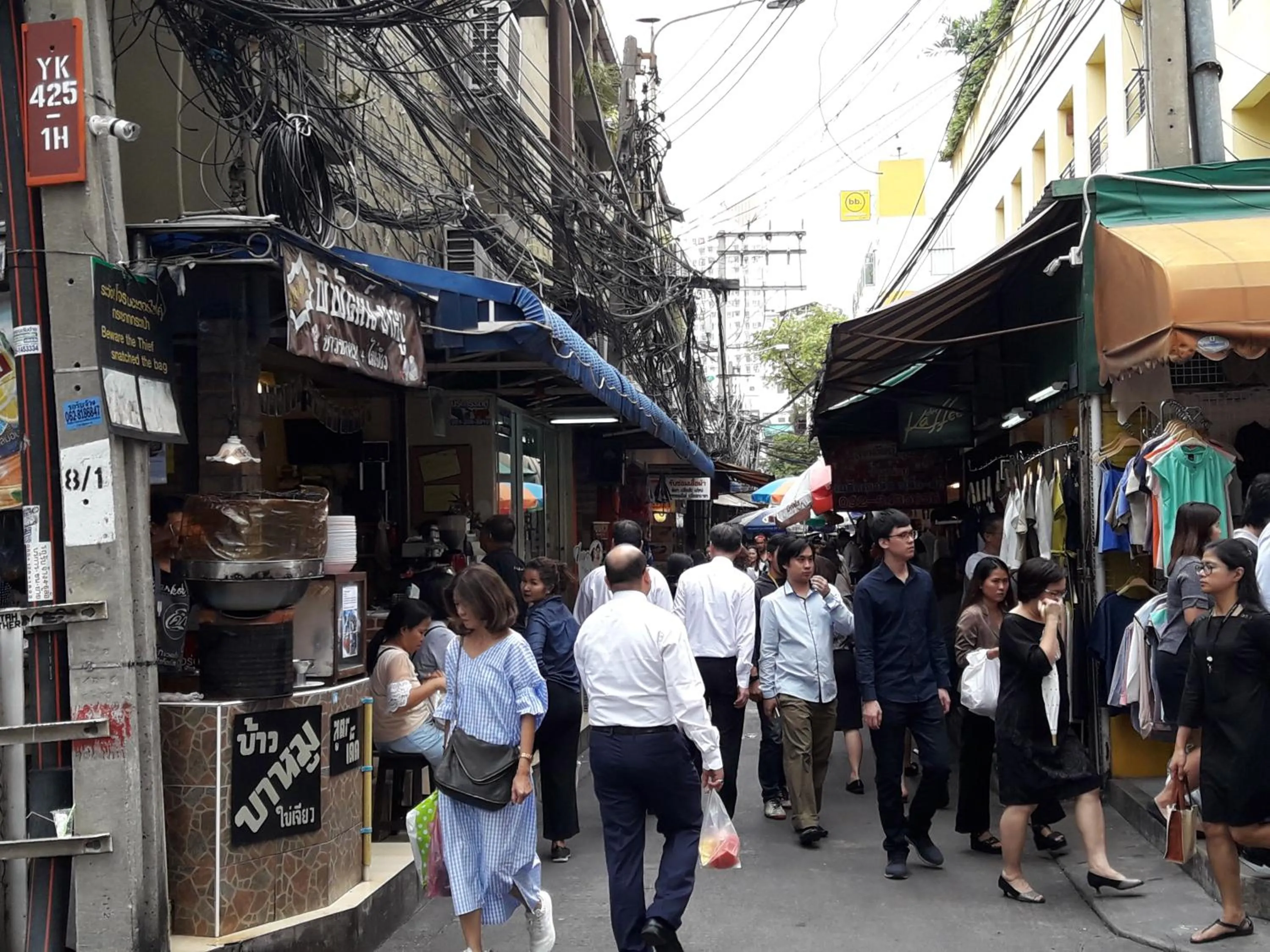 People in Thaiphiphat house