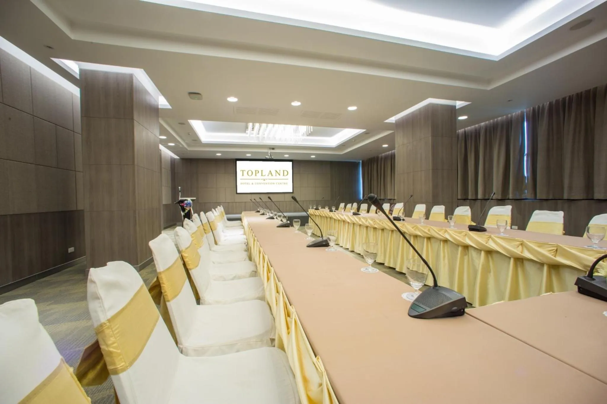 Topland Hotel & Convention Centre