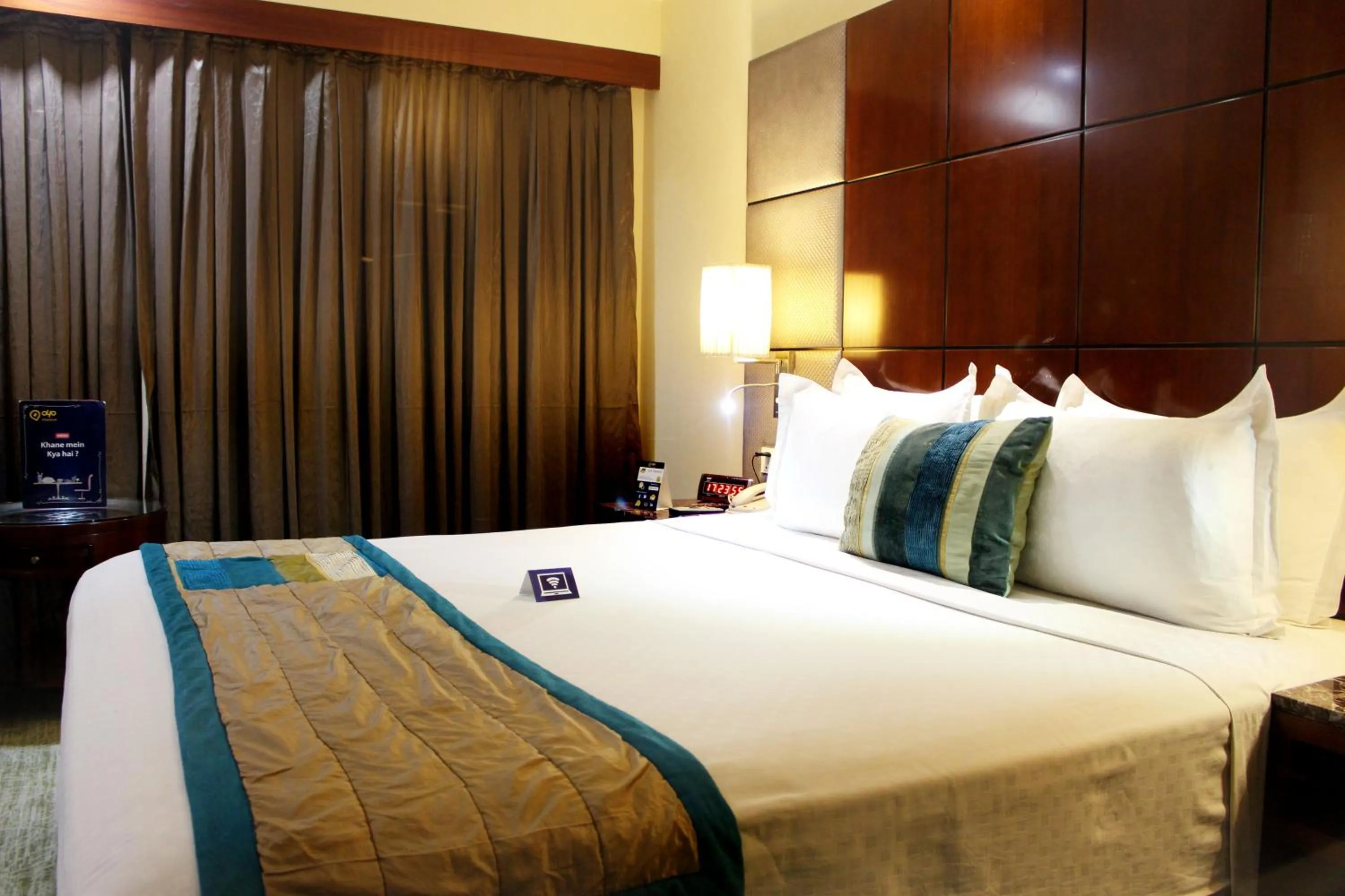 Bedroom, Bed in SkyCity Hotel Gurgaon