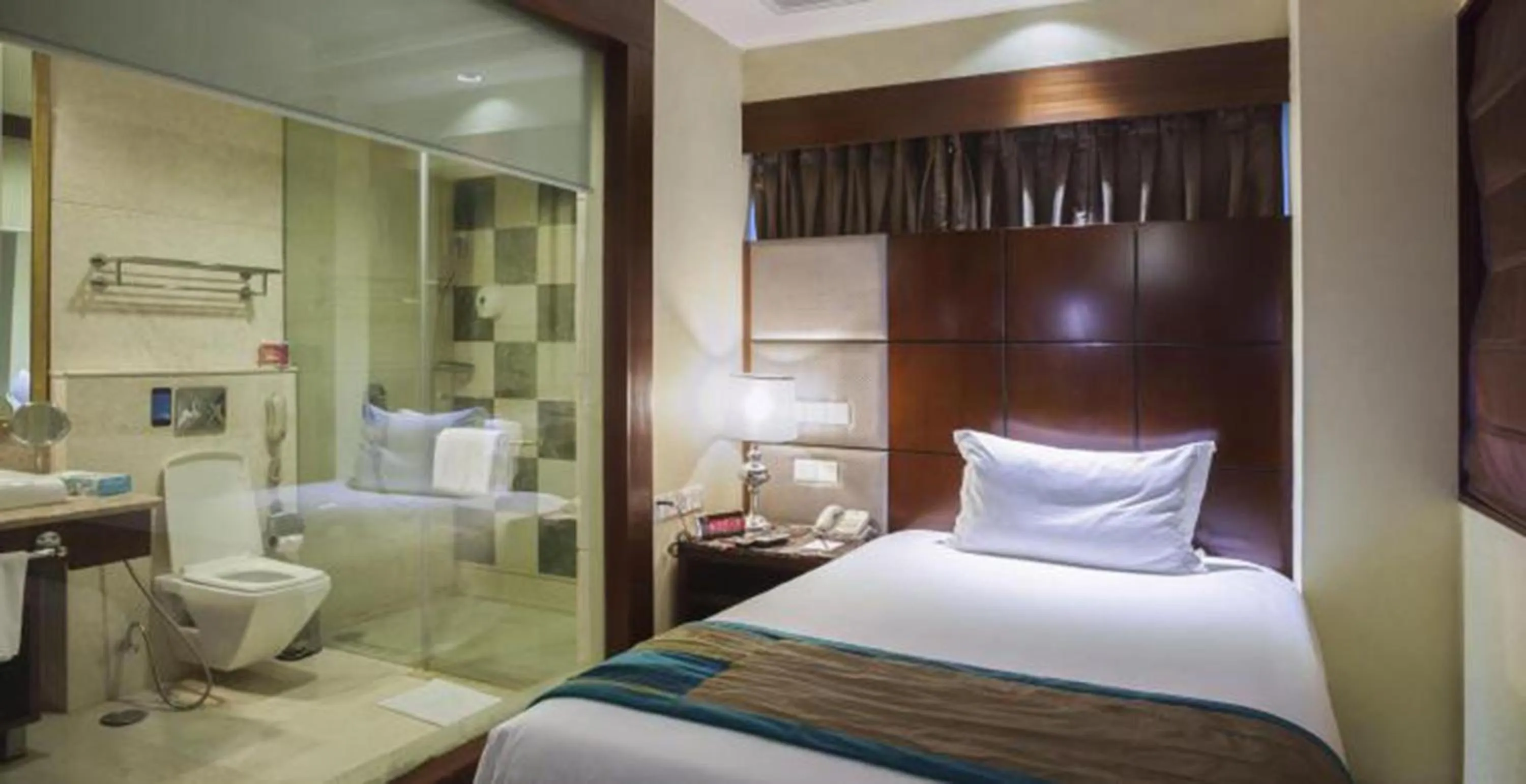 Photo of the whole room, Bed in SkyCity Hotel Gurgaon