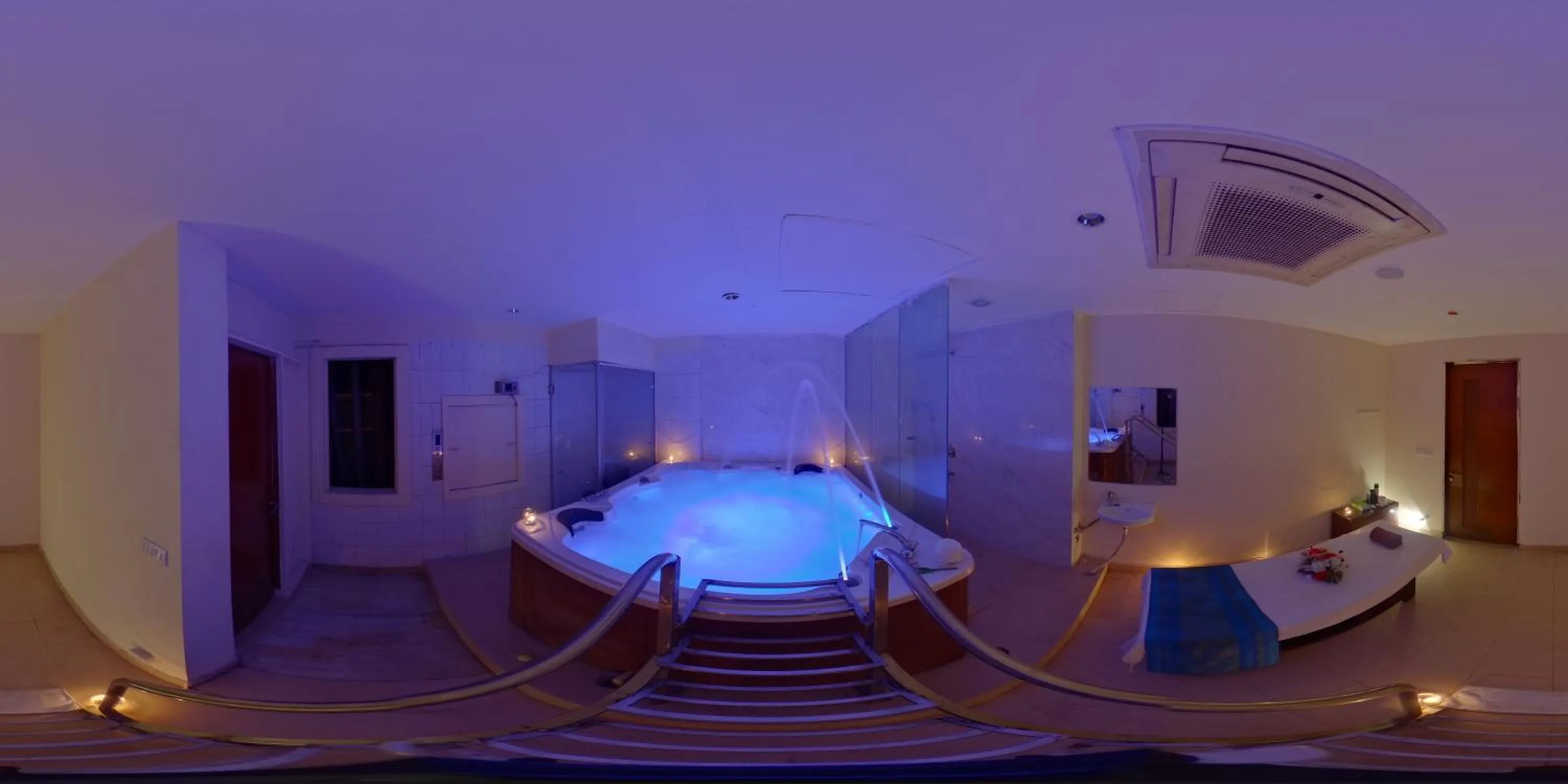 Hot Tub in SkyCity Hotel Gurgaon