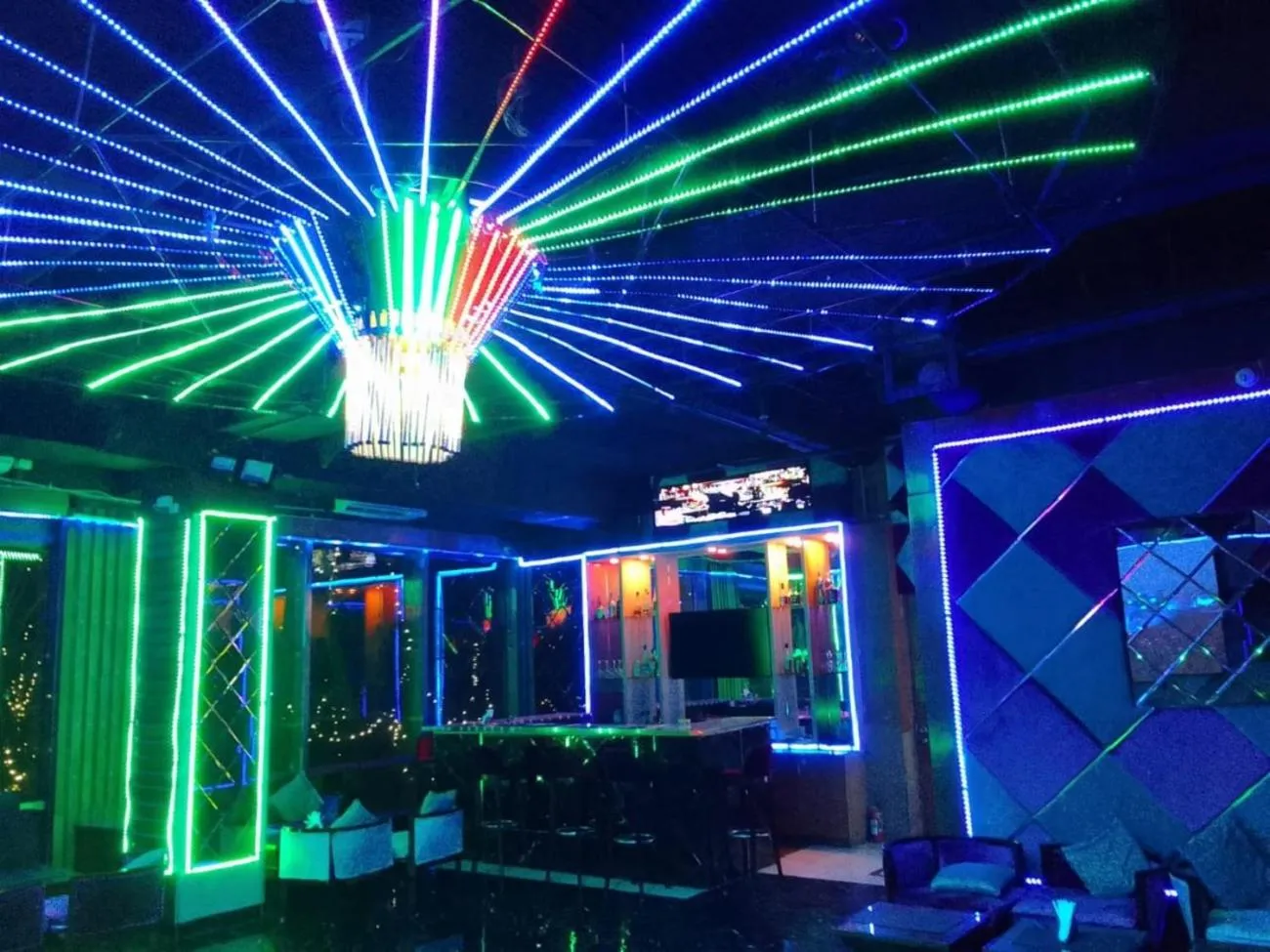 Restaurant/places to eat in SkyCity Hotel Gurgaon