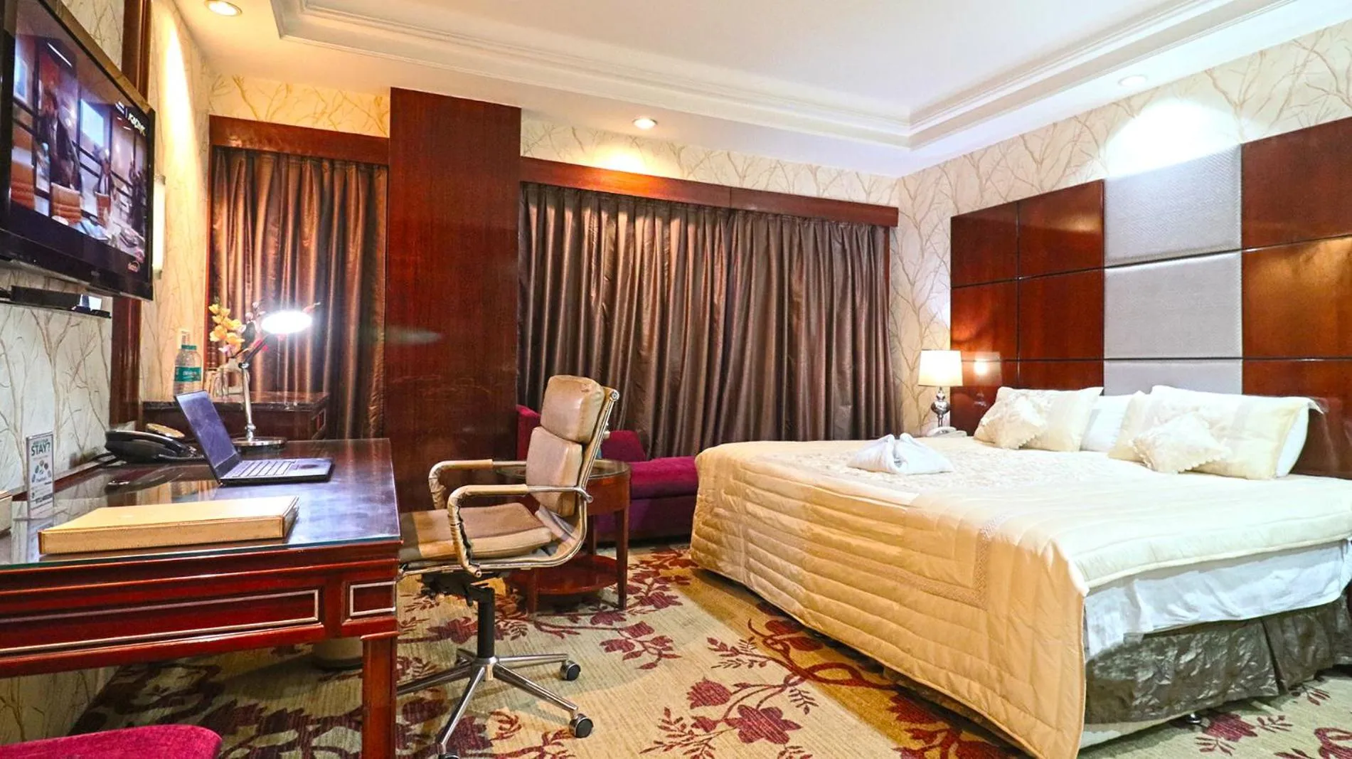 Bed in SkyCity Hotel Gurgaon