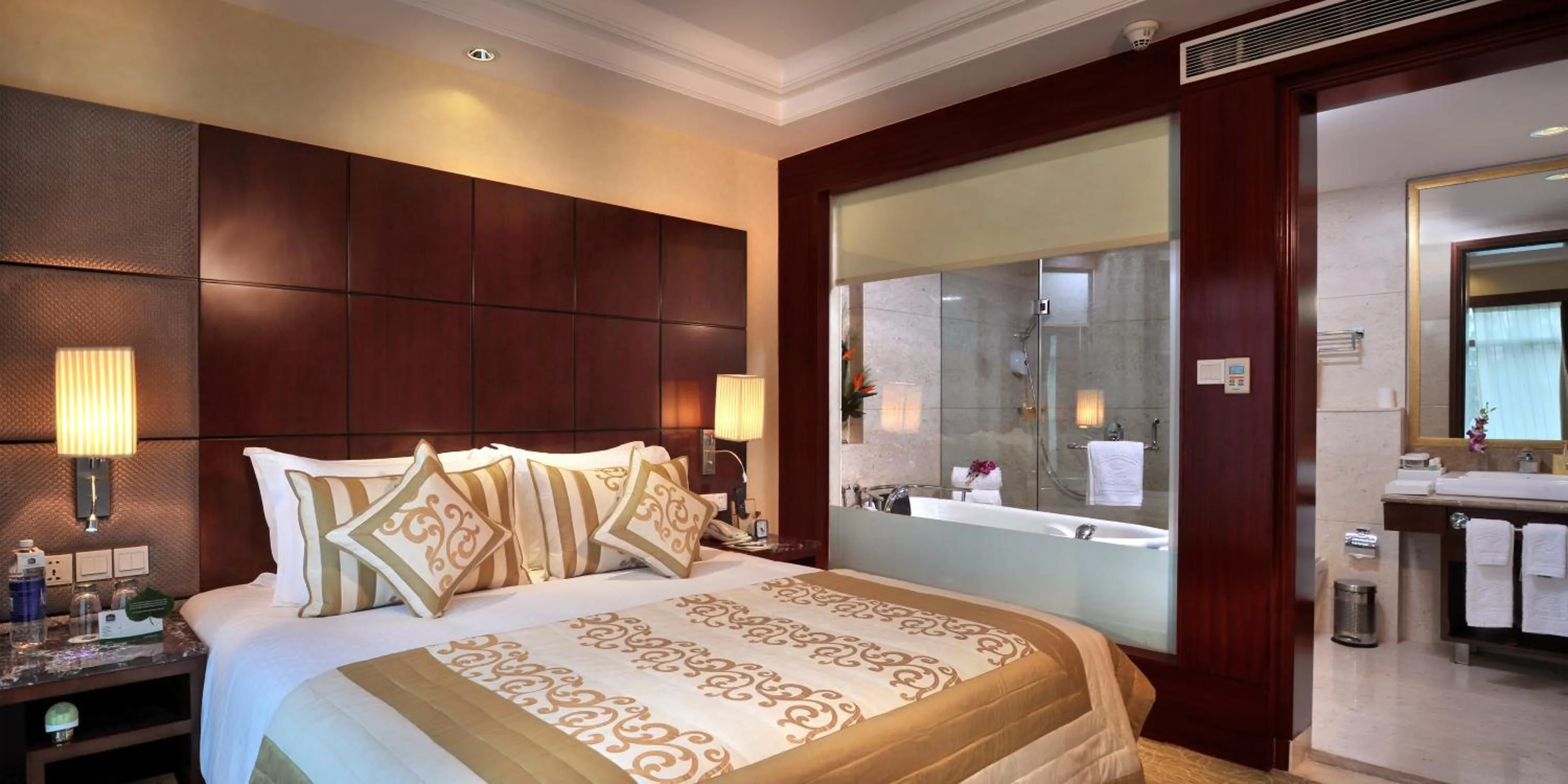 Living room, Bed in SkyCity Hotel Gurgaon
